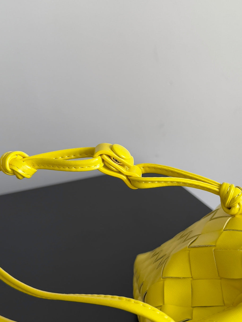 BOTTEGA VENETA 25S DUSTBAG MEDIUM 32 IN LEMON YELLOW CALFSKIN