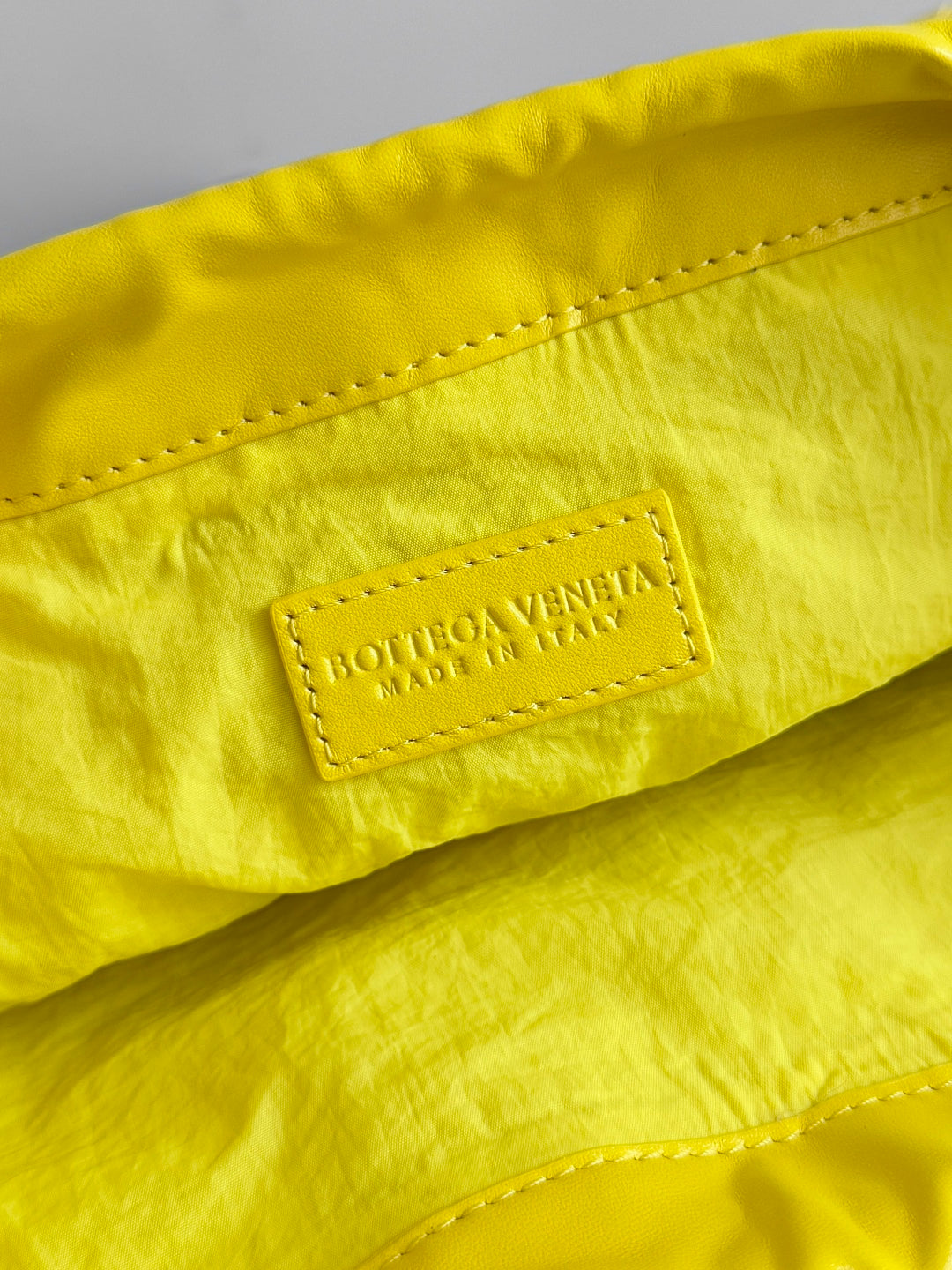BOTTEGA VENETA 25S DUSTBAG MEDIUM 32 IN LEMON YELLOW CALFSKIN