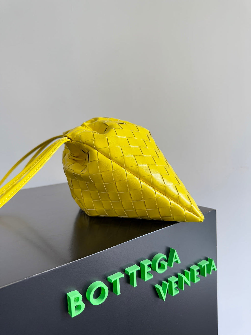 BOTTEGA VENETA 25S DUSTBAG MEDIUM 32 IN LEMON YELLOW CALFSKIN