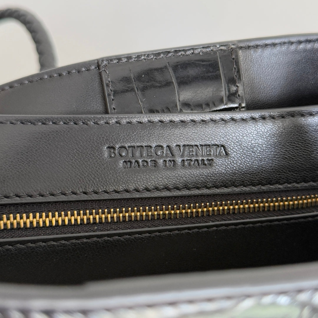 BOTTEGA VENETA 25S MEDIUM ANDIAMO 32 IN IVORY BLACK CALFSKIN AND CANVAS