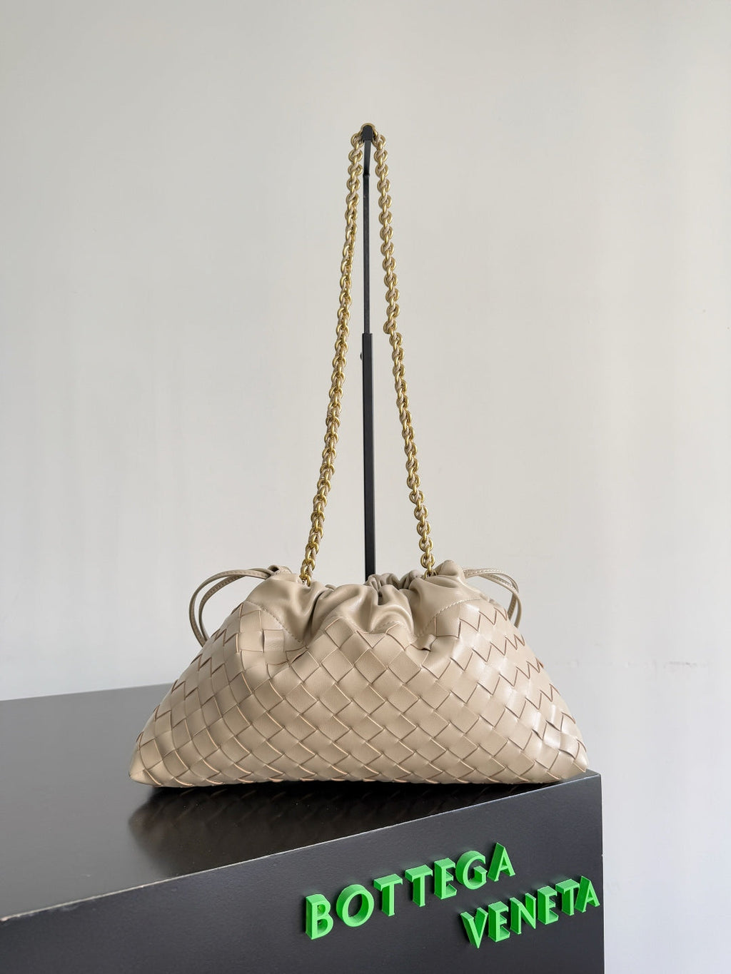 BOTTEGA VENETA 25S DUSTBAG NOTTE 33 IN WARM BEIGE CALFSKIN GOLD HARDWARE