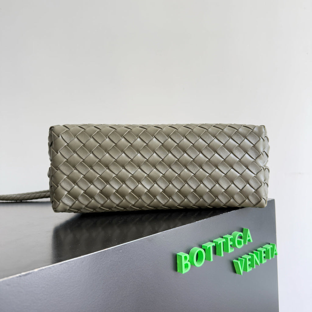 BOTTEGA VENETA 25S MEDIUM ANDIAMO 32 IN OLIVE GREEN CALFSKIN GOLD HARDWARE
