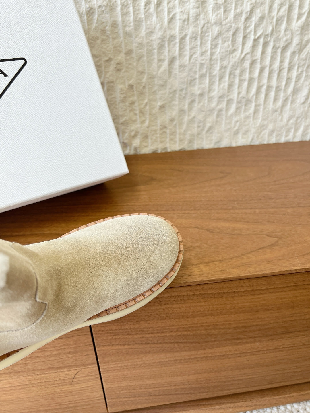 PRADA 25S ANKLE BOOTS 40 MM IN LIGHT BEIGE SUEDE SHEARLING-LINED