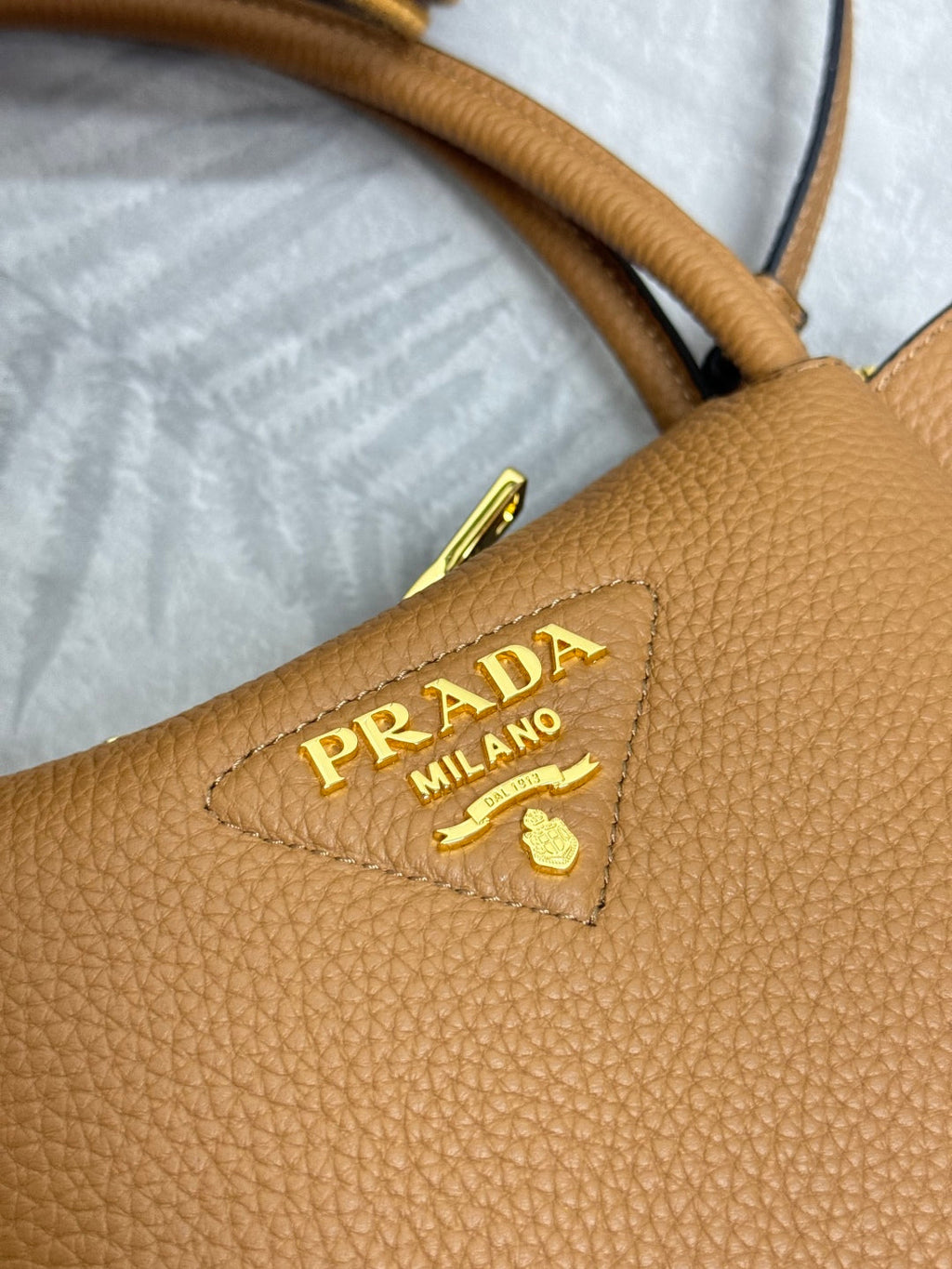 PRADA 25S SMALL BAG 23 IN CARAMEL CALFSKIN GOLD HARDWRE