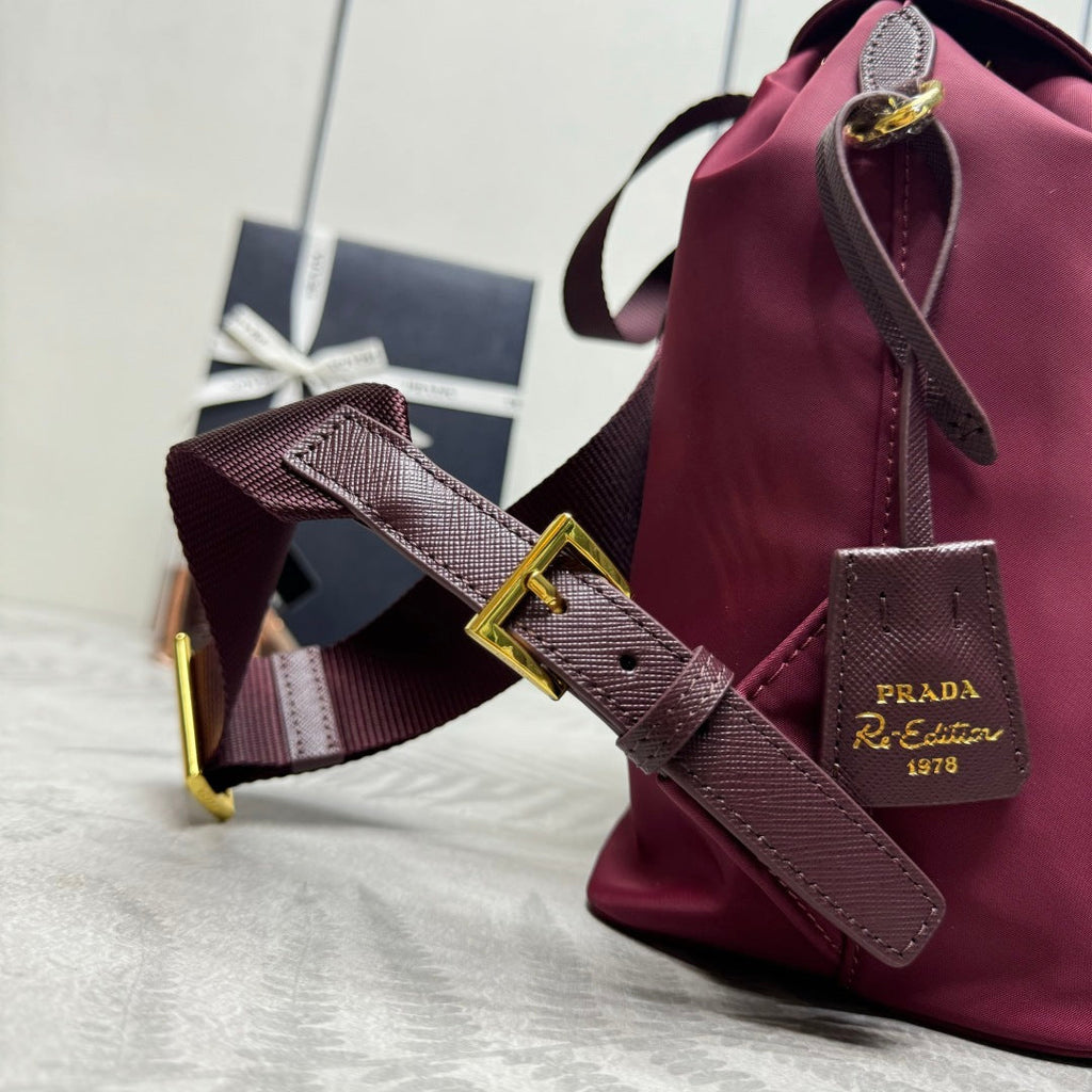 PRADA 25S RE-EDITION 1978 SMALL BACKPACK 28 IN BURGUNDY RE-NYLON