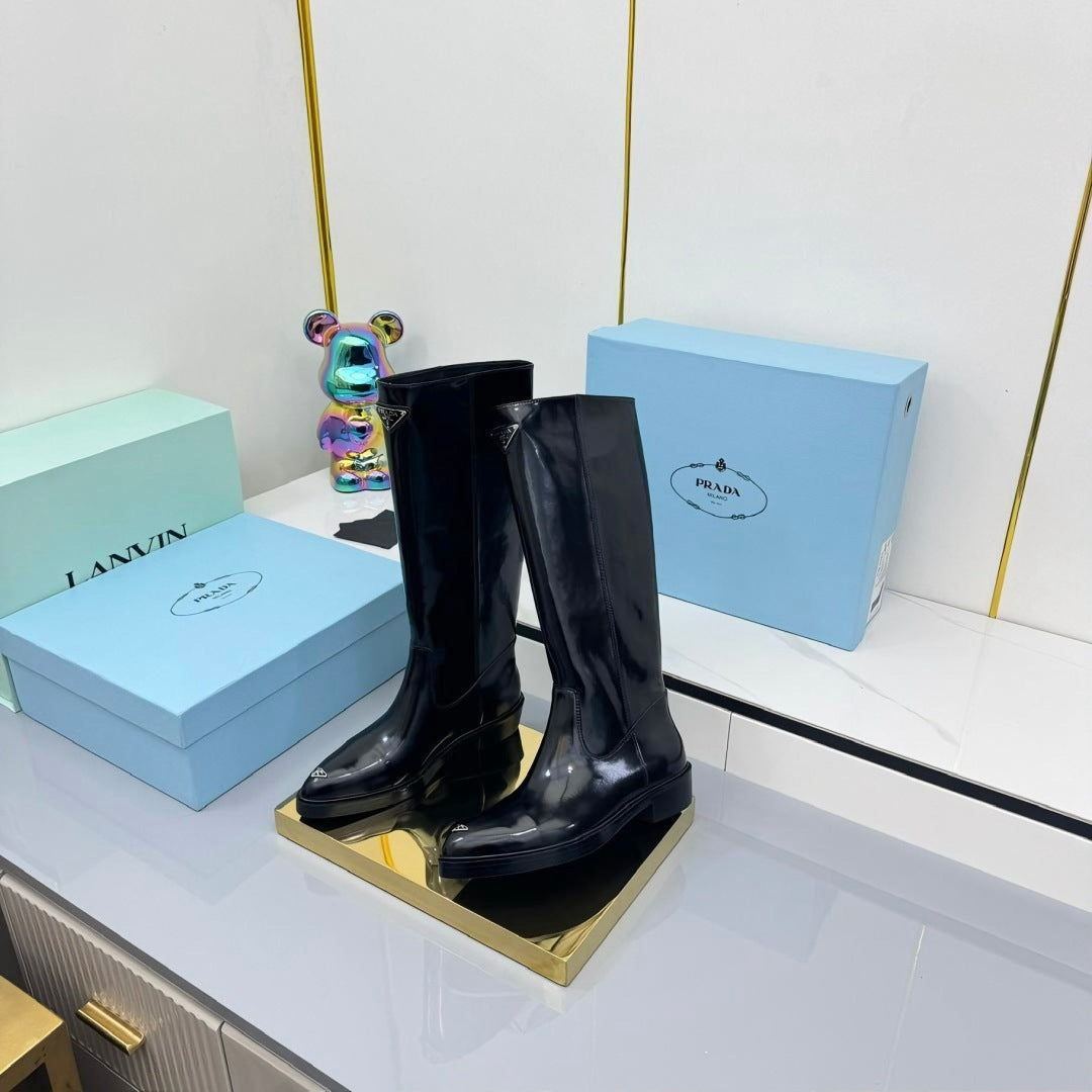PRADA 25S POINTED TALL BOOTS 50MM IN BLACK GLOSSY CALFSKIN WITH LOGO