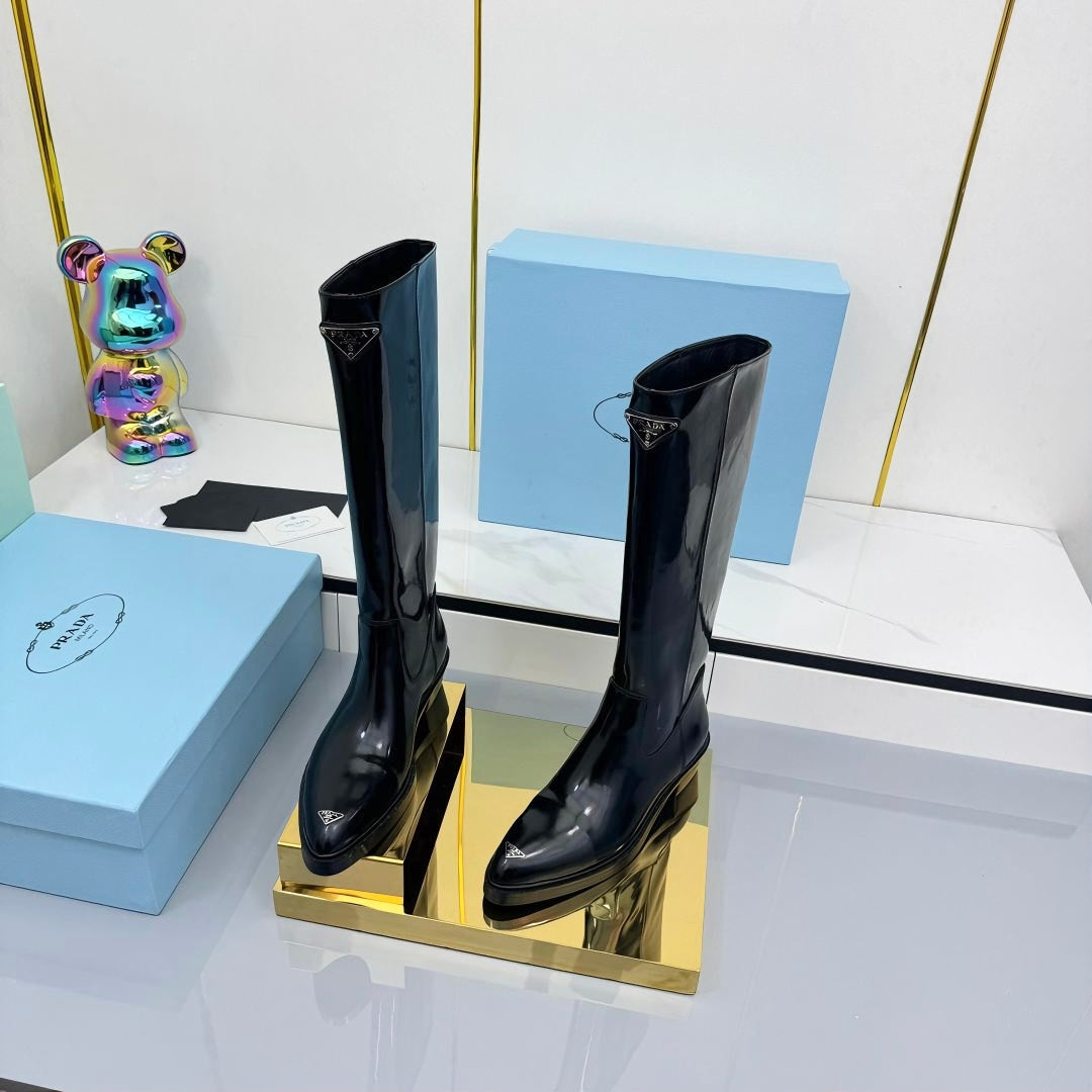 PRADA 25S POINTED TALL BOOTS 50MM IN BLACK GLOSSY CALFSKIN WITH LOGO