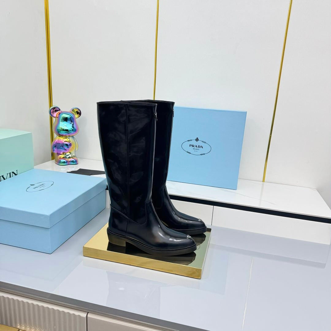 PRADA 25S POINTED TALL BOOTS 50MM IN BLACK GLOSSY CALFSKIN WITH LOGO