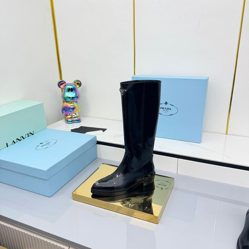 PRADA 25S POINTED TALL BOOTS 50MM IN BLACK GLOSSY CALFSKIN WITH LOGO
