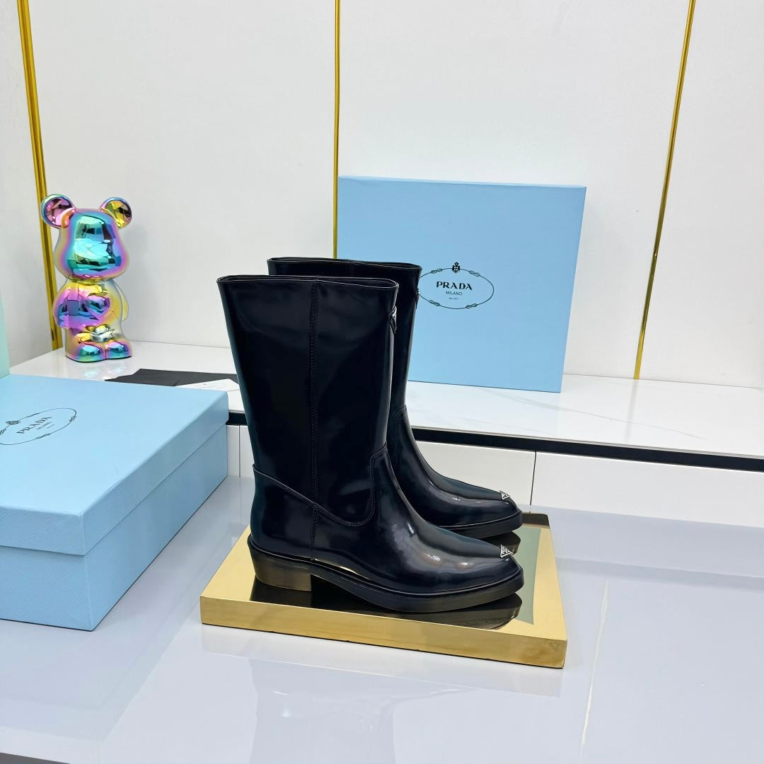 PRADA 25S POINTED TOE HIGH BOOTS 50MM IN BLACK GLOSSY CALFSKIN WITH LOGO
