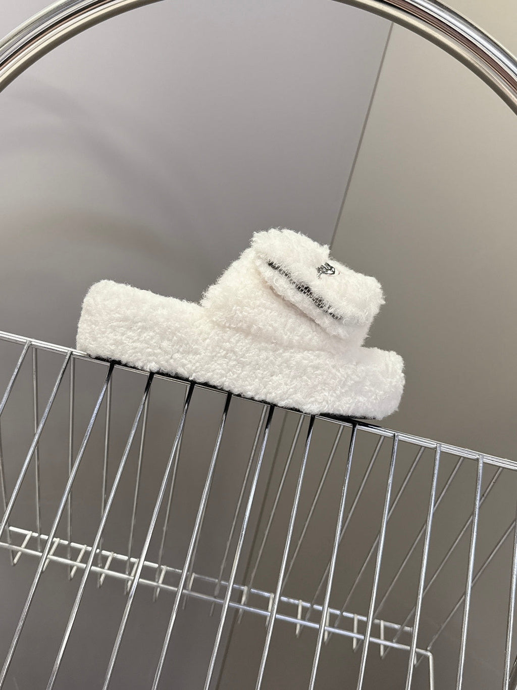 BALENCIAGA 25S SLIPPERS IN WHITE FAUX SHEARLING