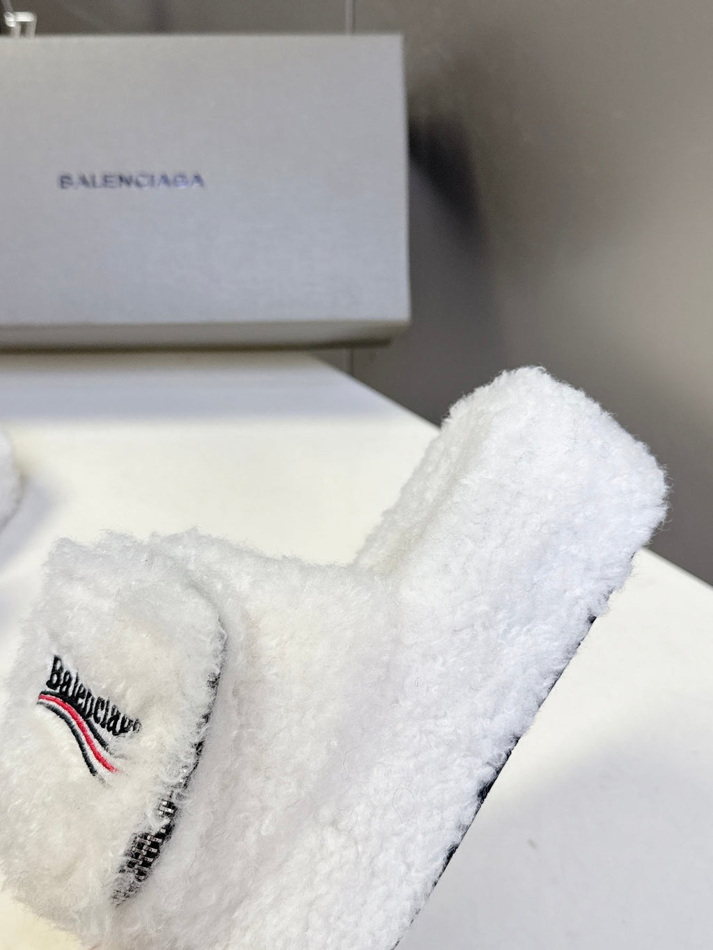 BALENCIAGA 25S SLIPPERS IN WHITE FAUX SHEARLING