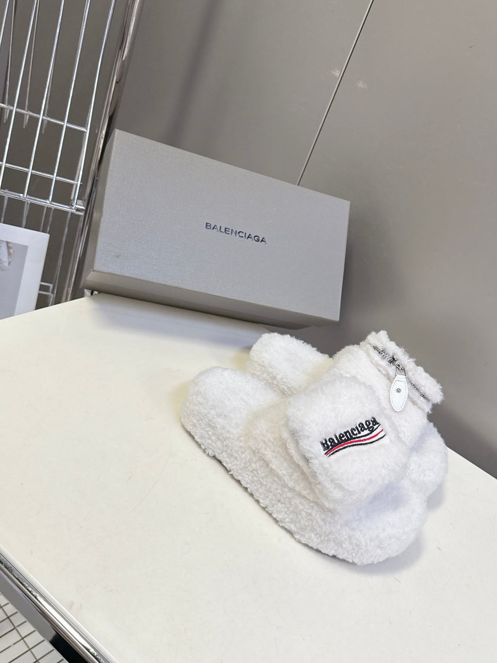 BALENCIAGA 25S SLIPPERS IN WHITE FAUX SHEARLING