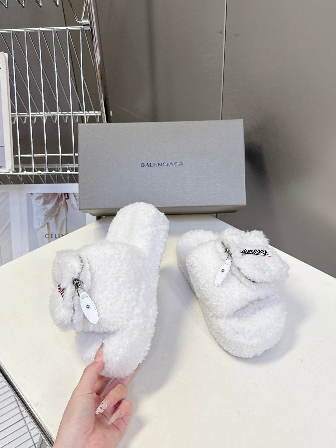 BALENCIAGA 25S SLIPPERS IN WHITE FAUX SHEARLING