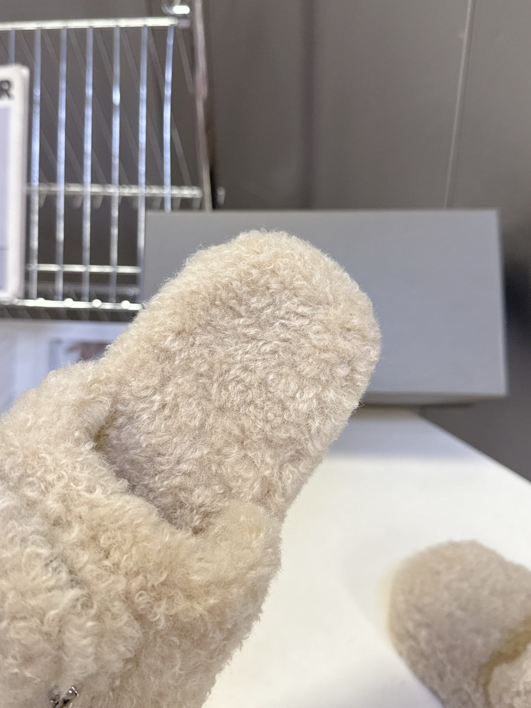 BALENCIAGA 25S SLIPPERS IN BEIGE FAUX SHEARLING