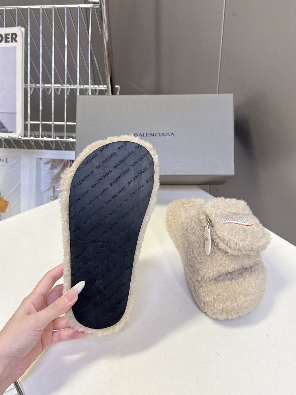 BALENCIAGA 25S SLIPPERS IN BEIGE FAUX SHEARLING