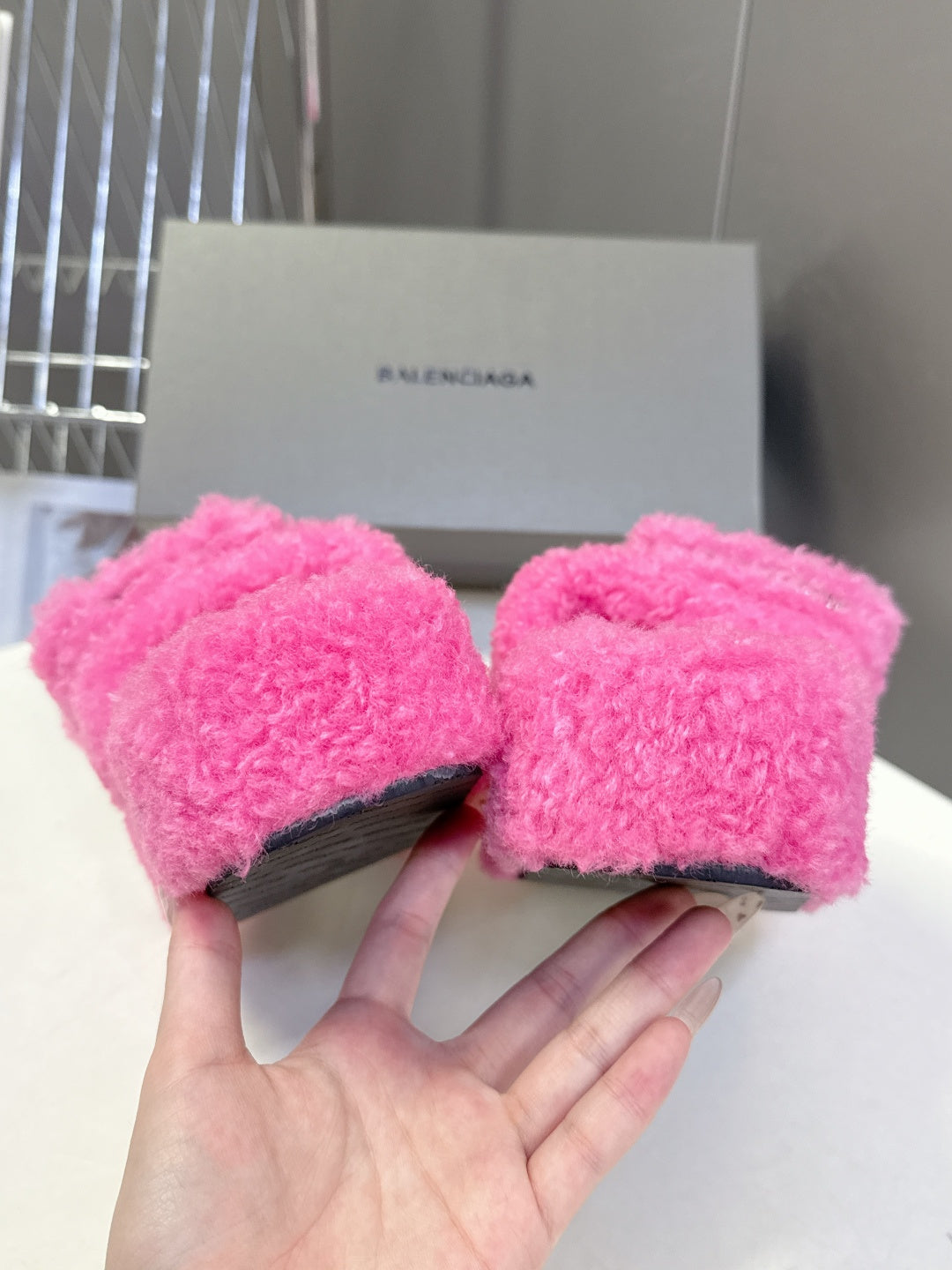 BALENCIAGA 25S SLIPPERS IN PINK FAUX SHEARLING