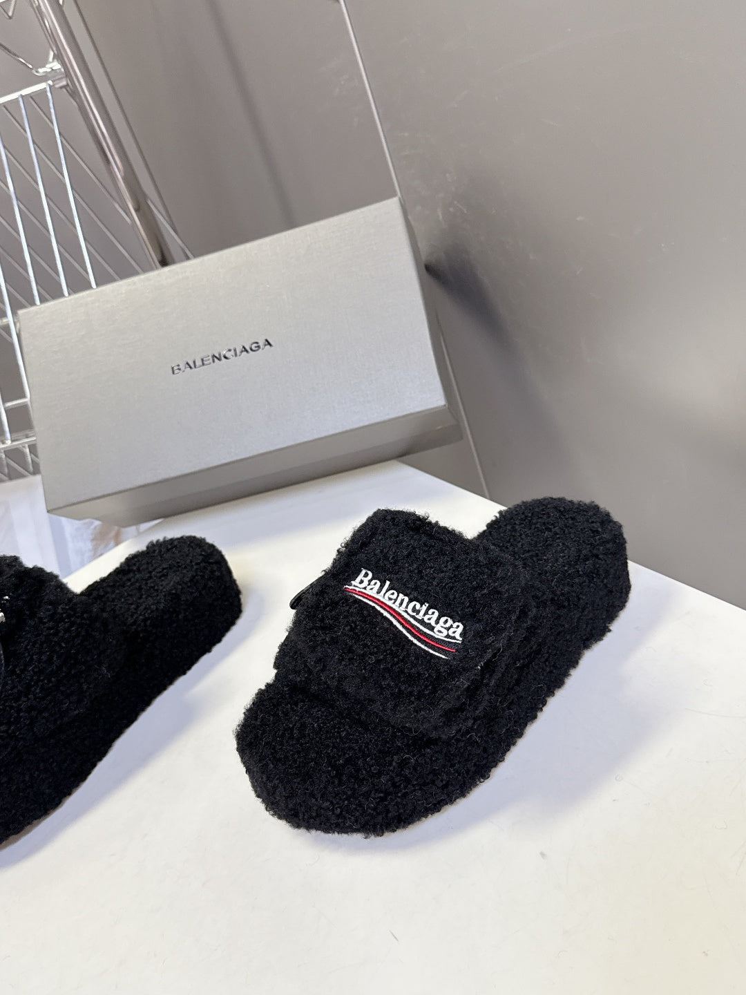 BALENCIAGA 25S SLIPPERS IN BLACK FAUX SHEARLING