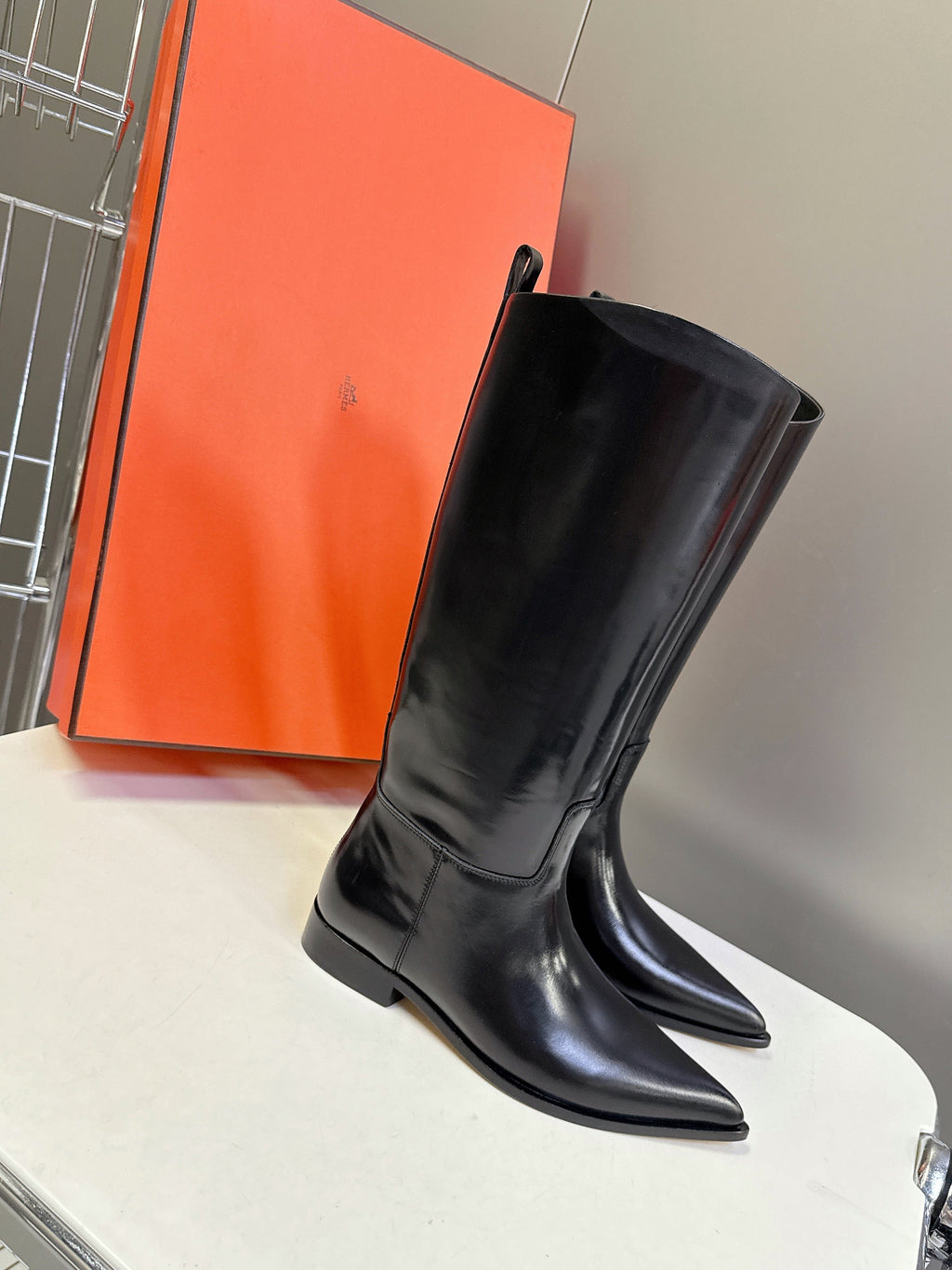 HM 25S POINTED-TOE KNEE-HIGH BOOTS IN BLACK GLOSSY LAMBSKIN