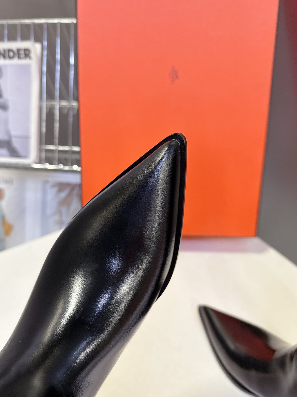 HM 25S POINTED-TOE KNEE-HIGH BOOTS IN BLACK GLOSSY LAMBSKIN