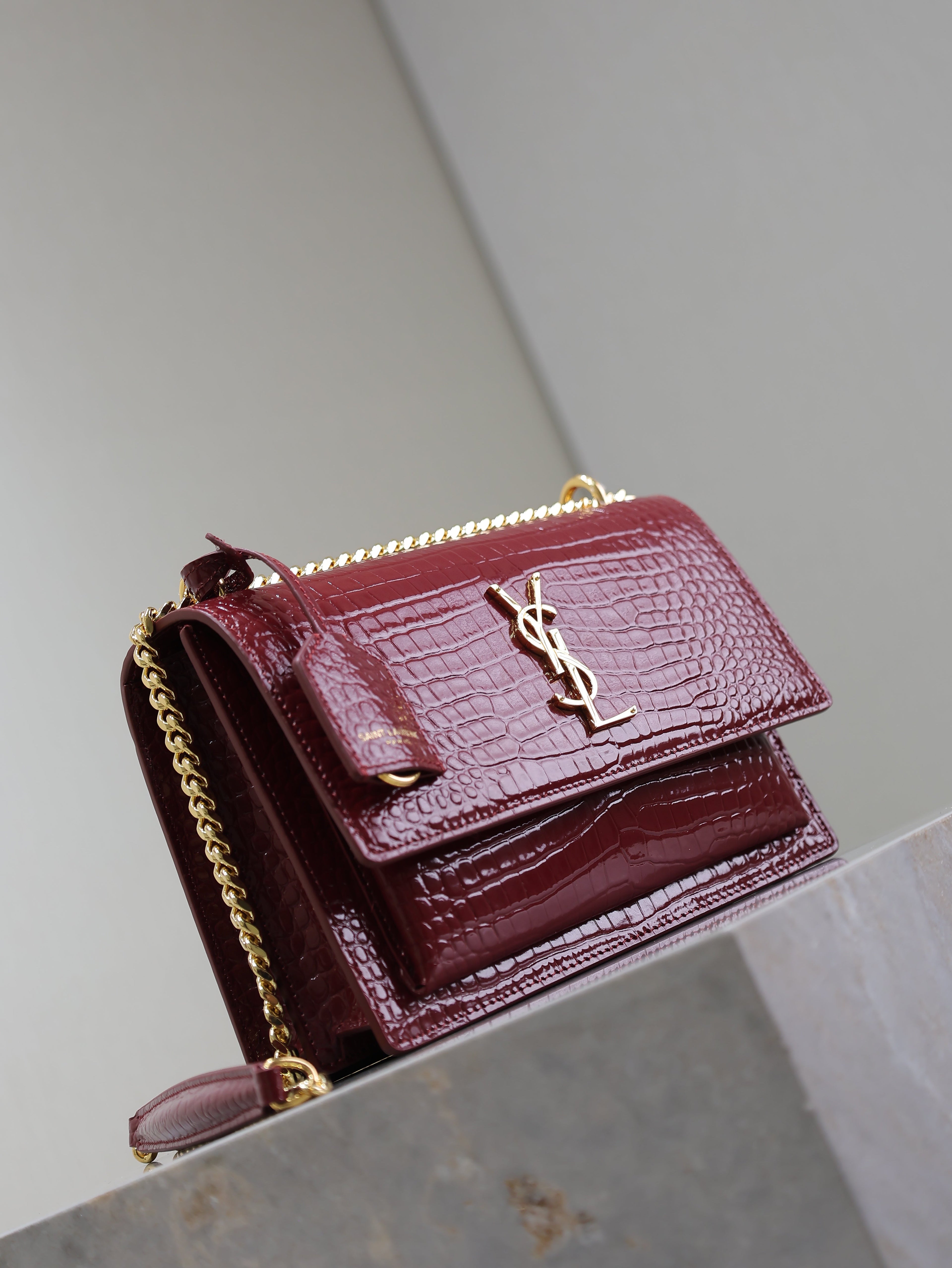 YSL 25S SUNSET MEDIUM 22 IN CRIMSON RED CROCODILE-EMBOSSED CALFSKIN GOLD HARDWRE