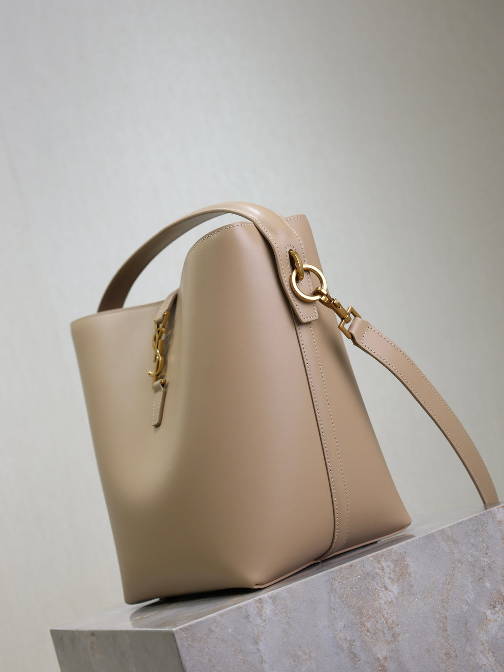 YSL 25S LE 5 À 7 BUCKET 26 IN NUDE CALFSKIN GOLD HARDWARE