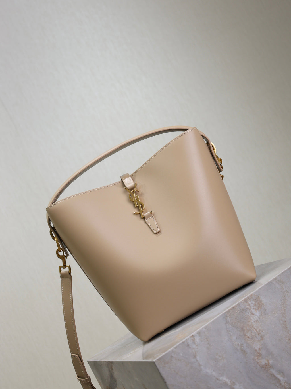 YSL 25S LE 5 À 7 BUCKET 26 IN NUDE CALFSKIN GOLD HARDWRE