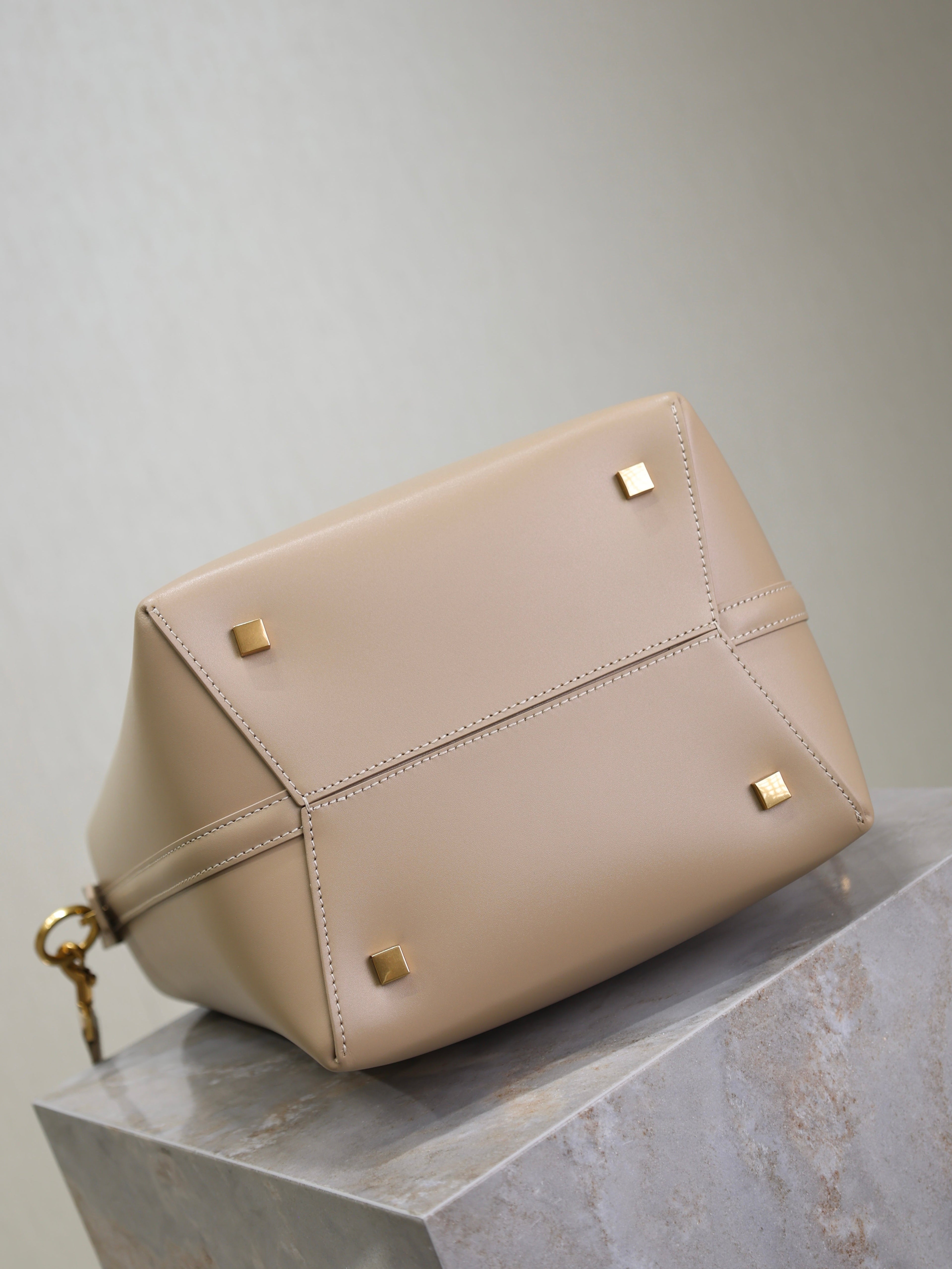 YSL 25S LE 5 À 7 BUCKET 26 IN NUDE CALFSKIN GOLD HARDWARE