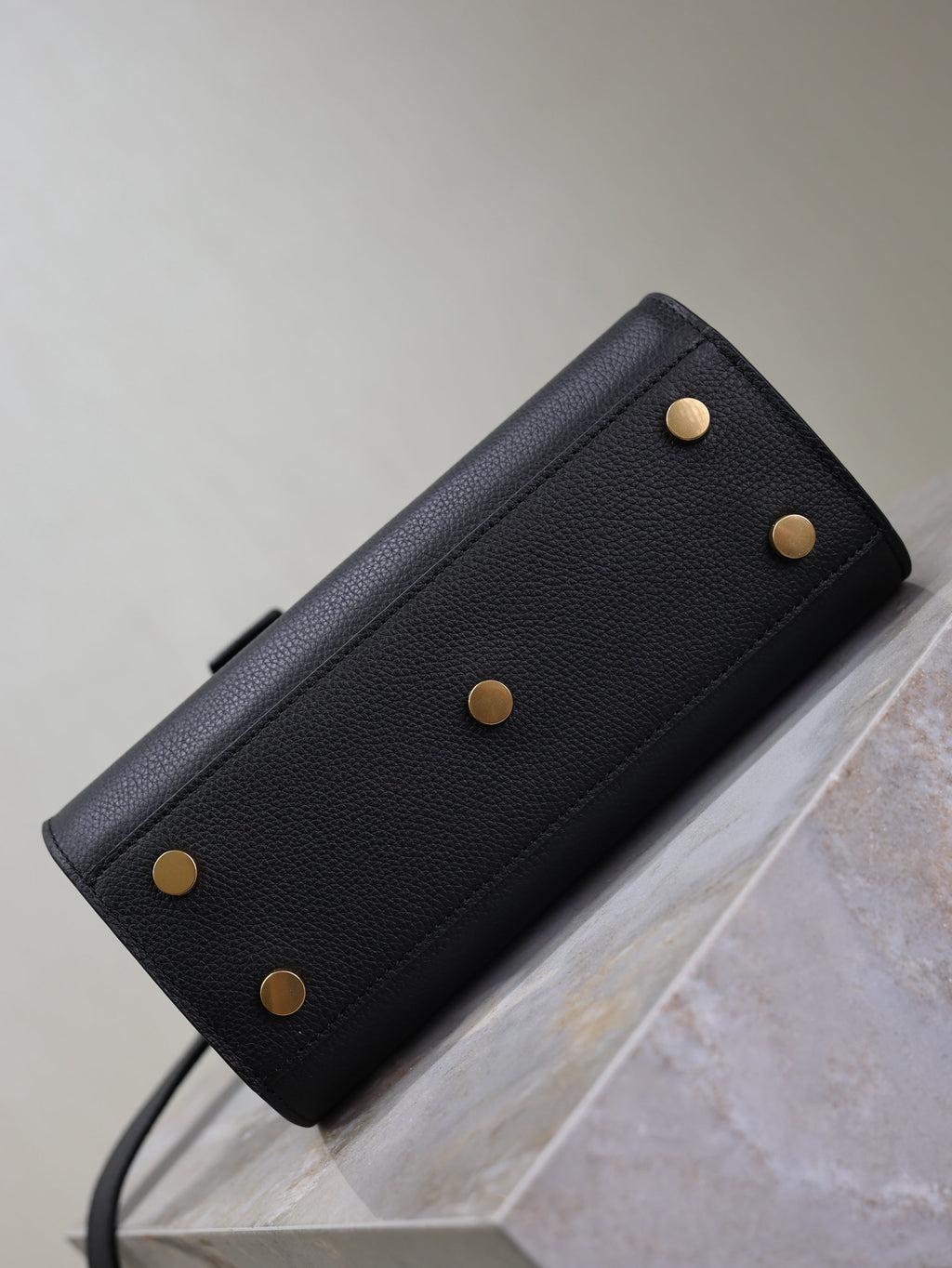 YSL 25S SAC DE JOUR 22 IN BLACK SUPPLE GRAINED CALFSKIN GOLD HARDWARE