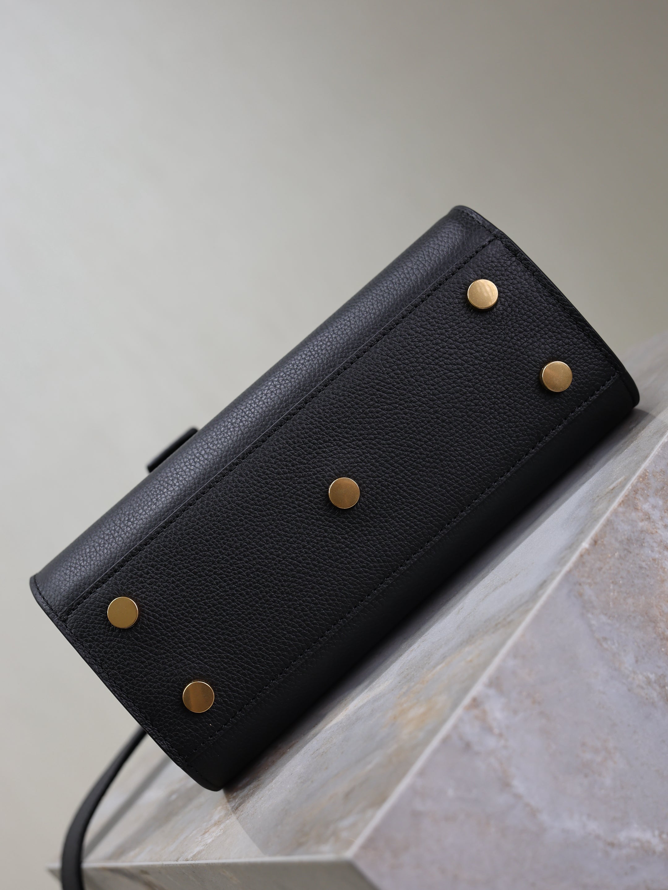 YSL 25S SAC DE JOUR 22 IN BLACK SUPPLE GRAINED CALFSKIN GOLD HARDWARE