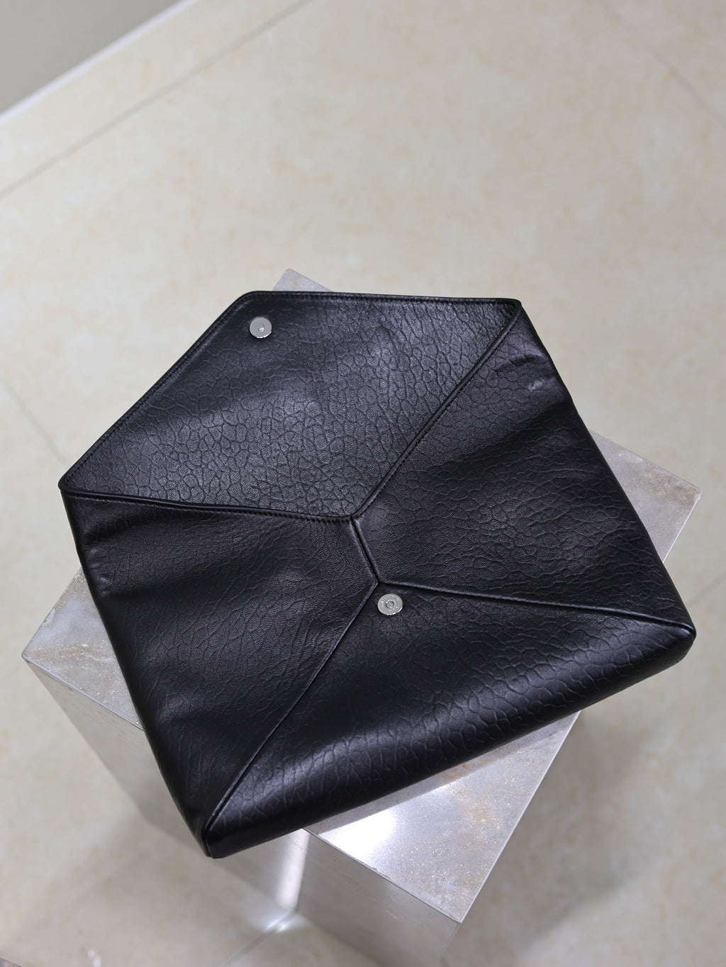 YSL 25S CASSANDRE LARGE ENVELOPE POUCH 29 IN BLACK CALFSKIN GRAY HARDWRE