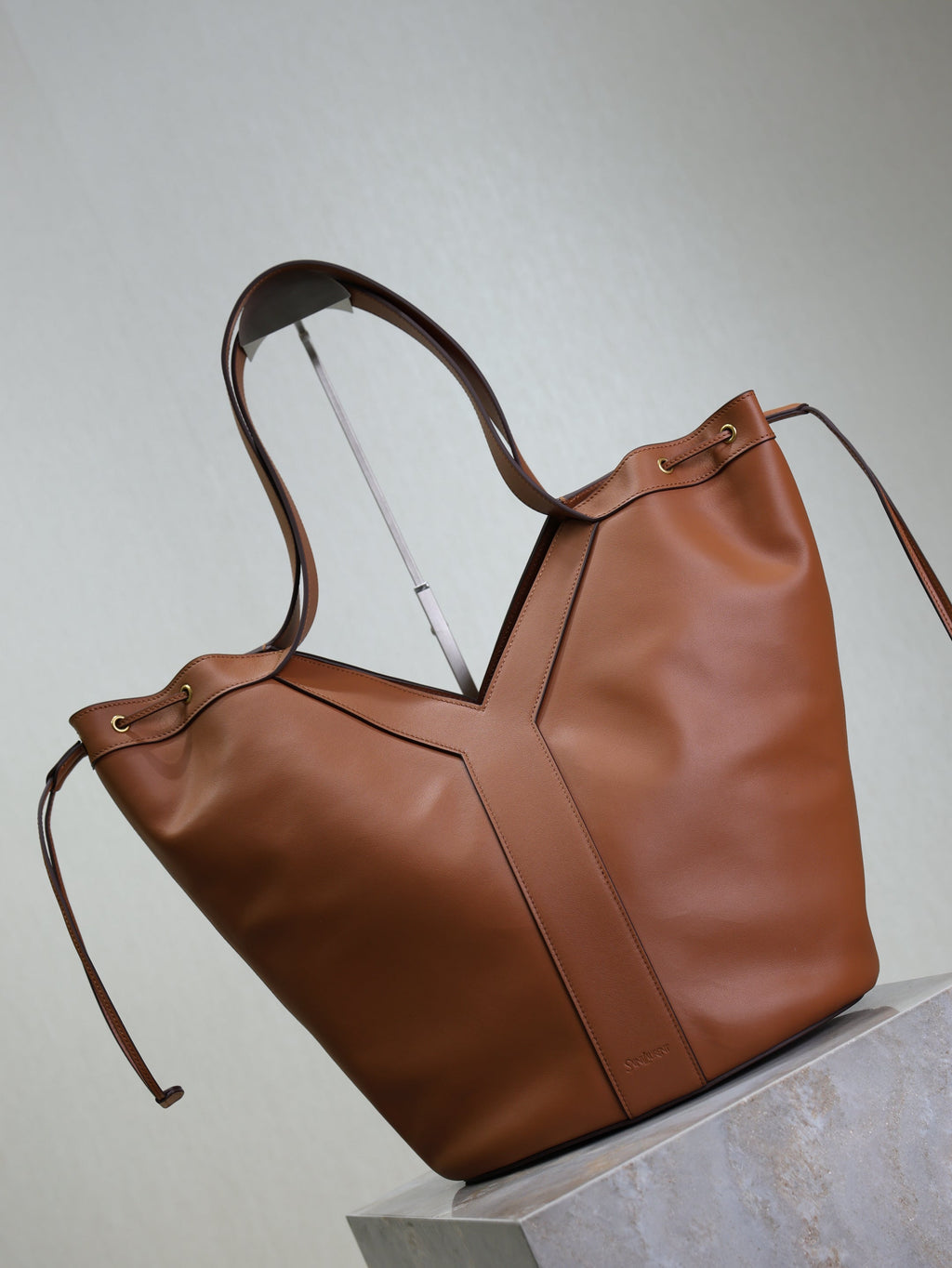 YSL 25S Y LARGE HOBO 50 IN CARAMEL CALFSKIN GOLD HARDWARE