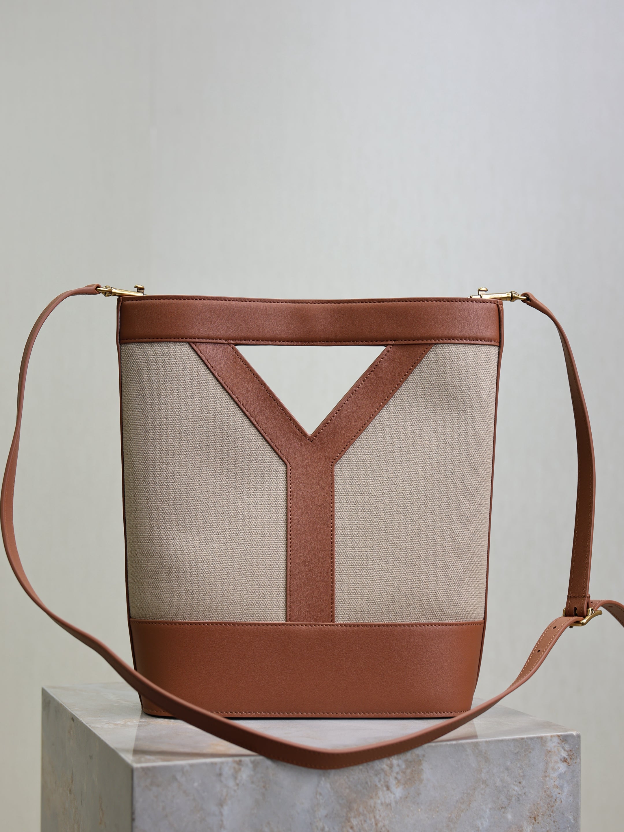 YSL 25S Y SMALL BUCKET 29 IN DESERT DUST AND BRICK CANVAS GOLD HARDWRE