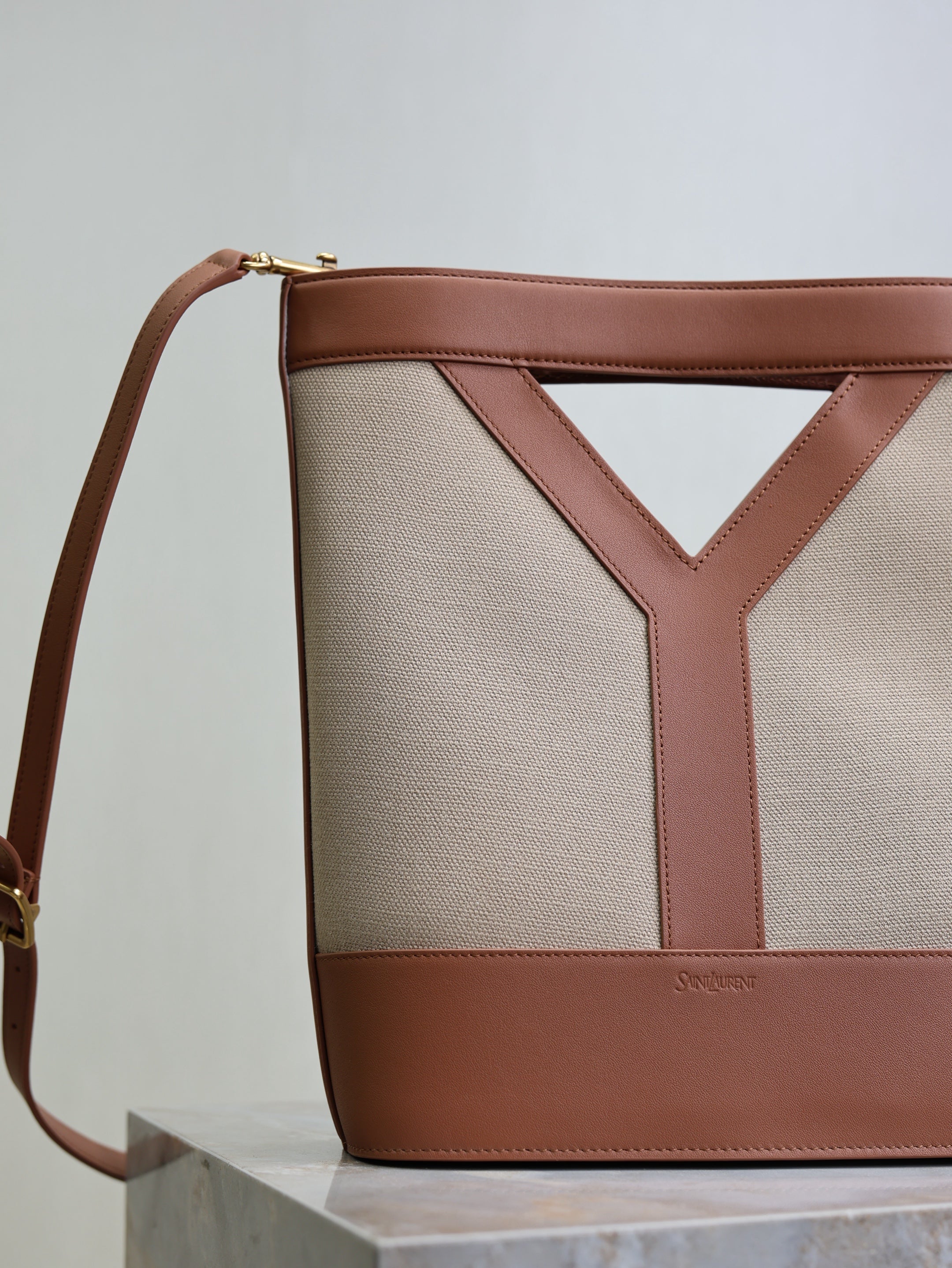 YSL 25S Y SMALL BUCKET 29 IN DESERT DUST AND BRICK CANVAS GOLD HARDWRE