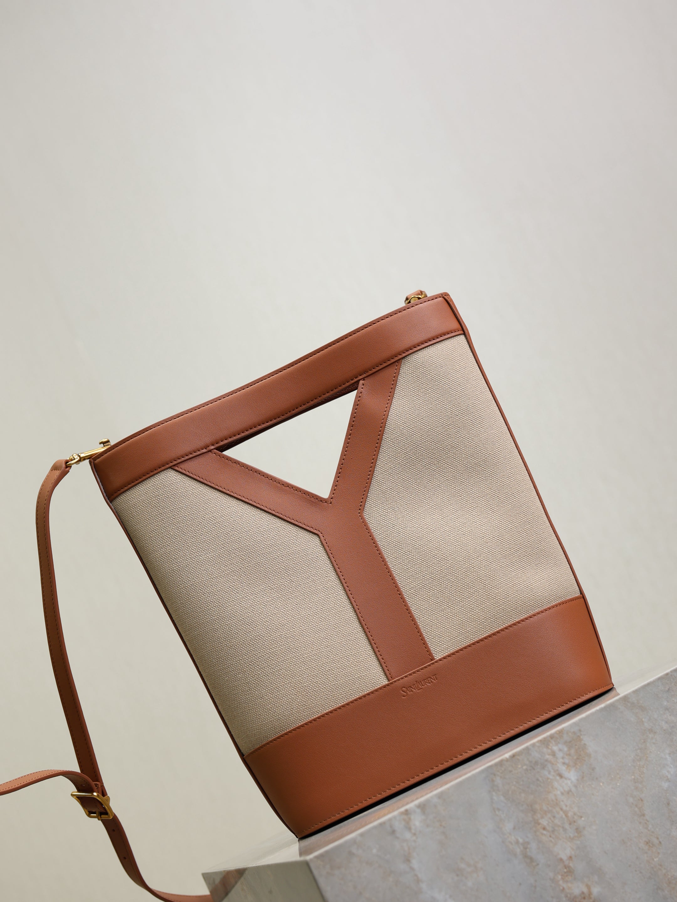 YSL 25S Y SMALL BUCKET 29 IN DESERT DUST AND BRICK CANVAS GOLD HARDWARE