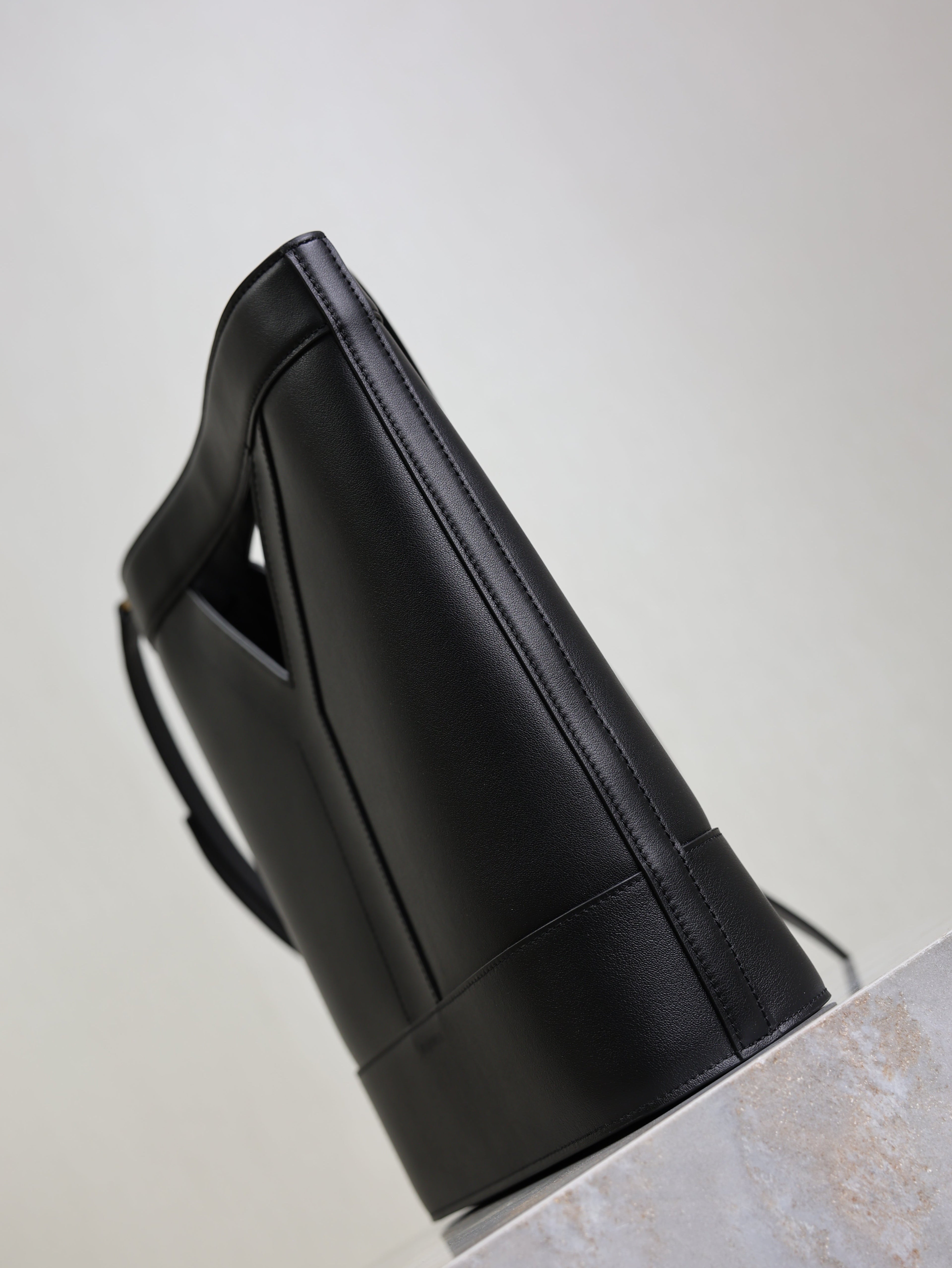 YSL 25S Y SMALL BUCKET 29 IN BLACK CALFSKIN GOLD HARDWRE