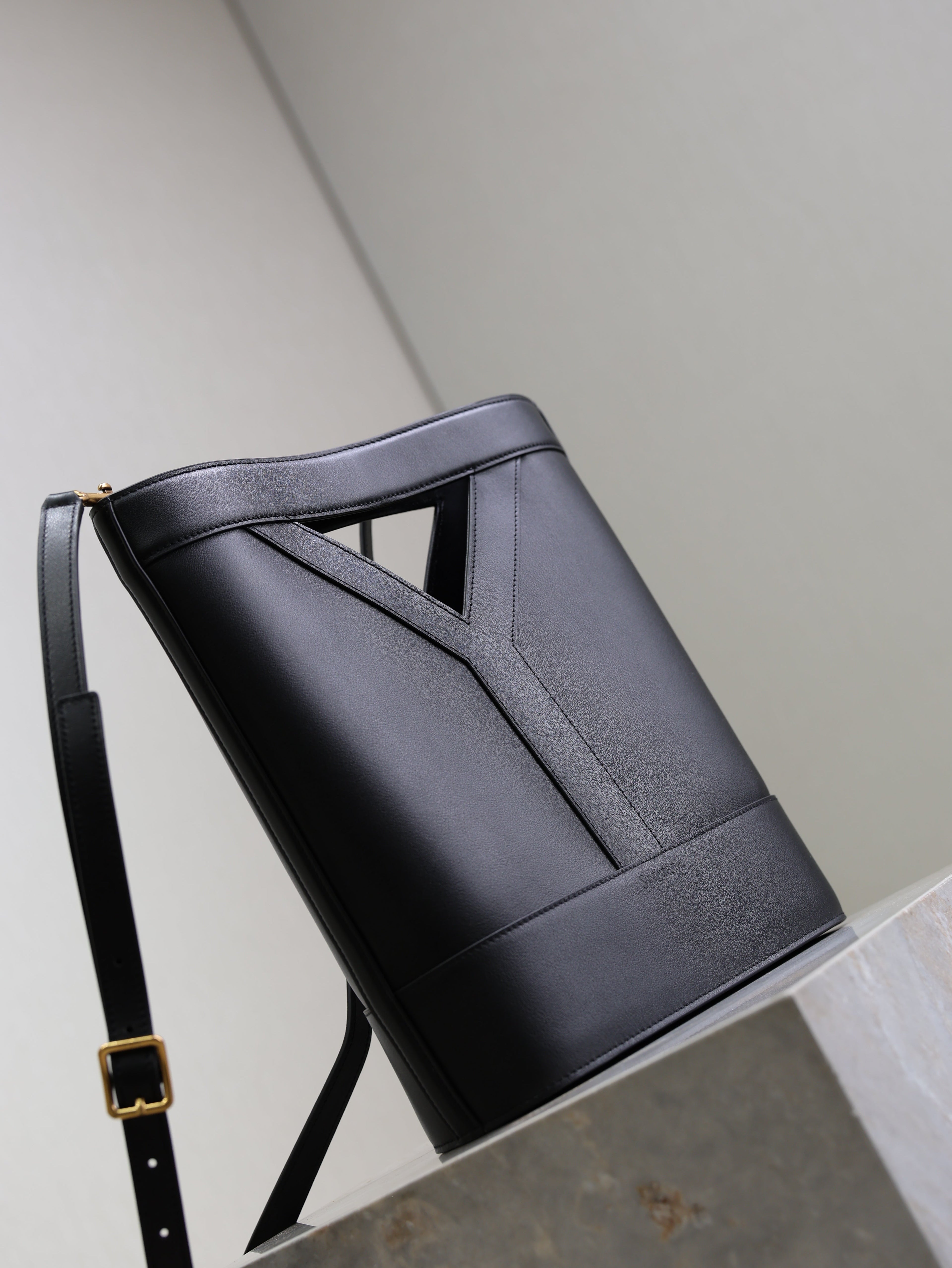 YSL 25S Y SMALL BUCKET 29 IN BLACK CALFSKIN GOLD HARDWARE