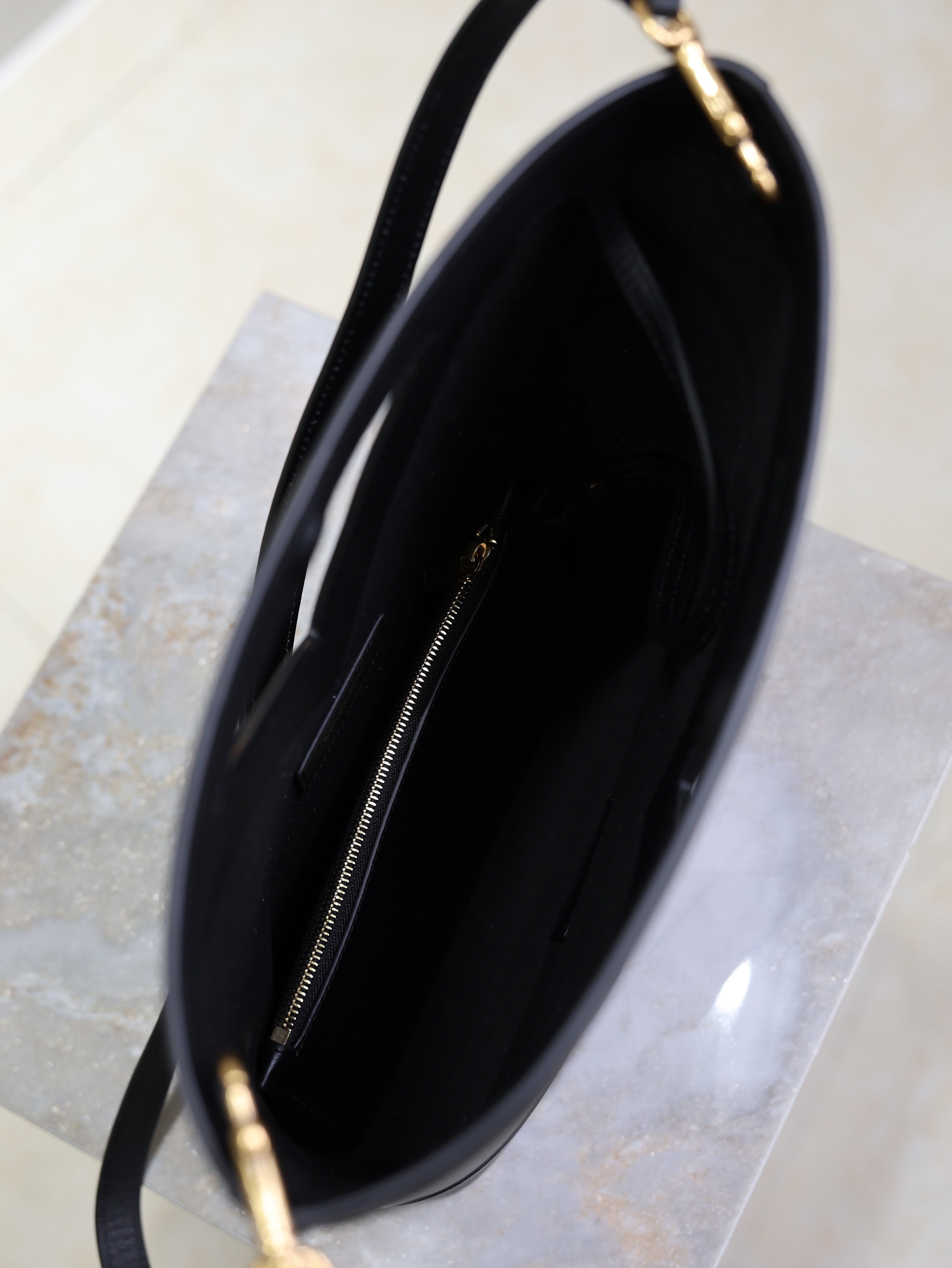 YSL 25S Y SMALL BUCKET 29 IN BLACK CALFSKIN GOLD HARDWRE