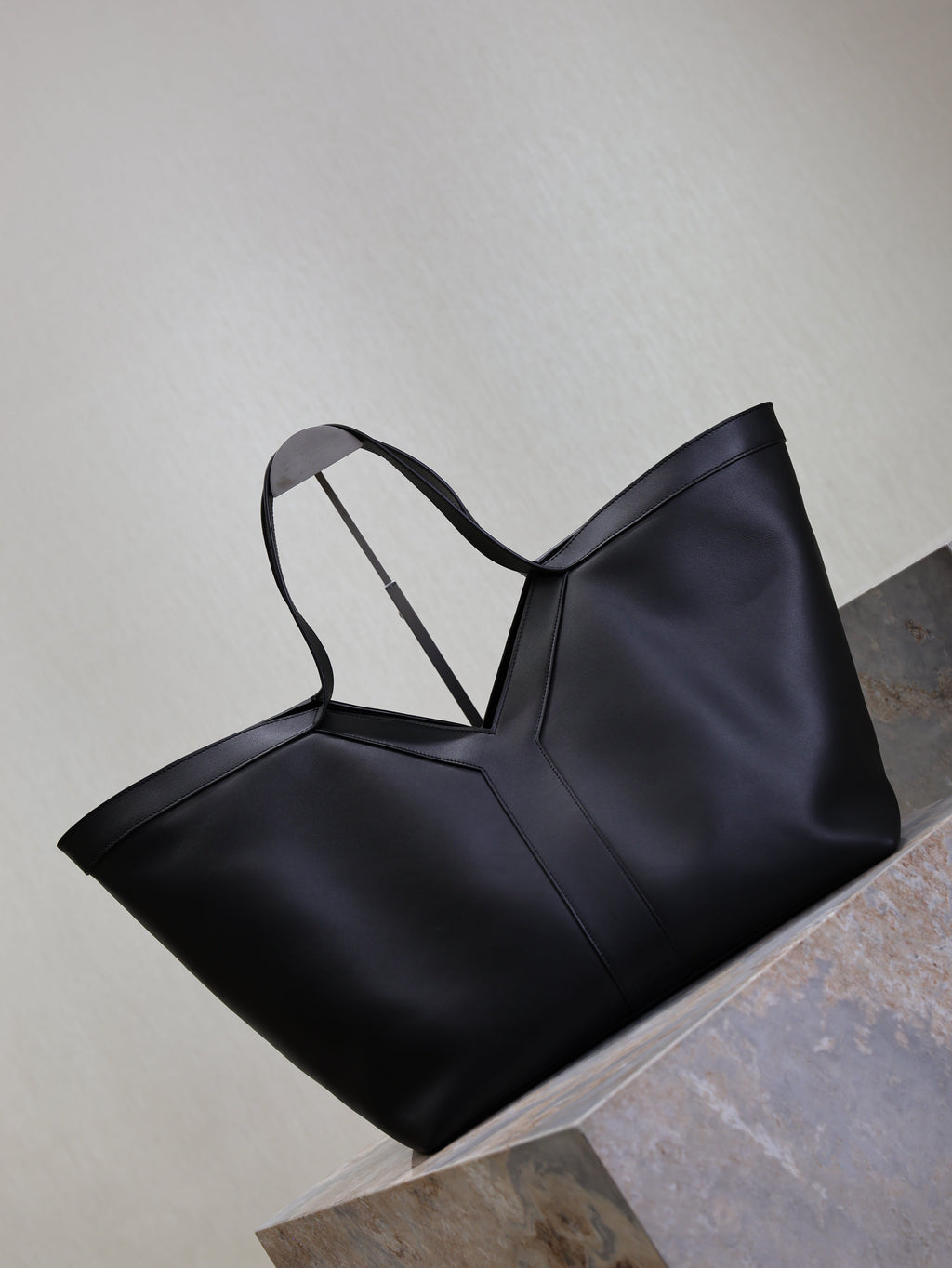 YSL 25S Y TOTE 50 IN BLACK CALFSKIN GOLD HARDWARE