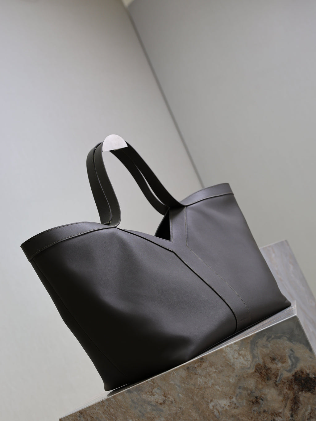 YSL 25S Y MAXI TOTE 50 IN MUTED CHARCOAL CALFSKIN GOLD HARDWARE