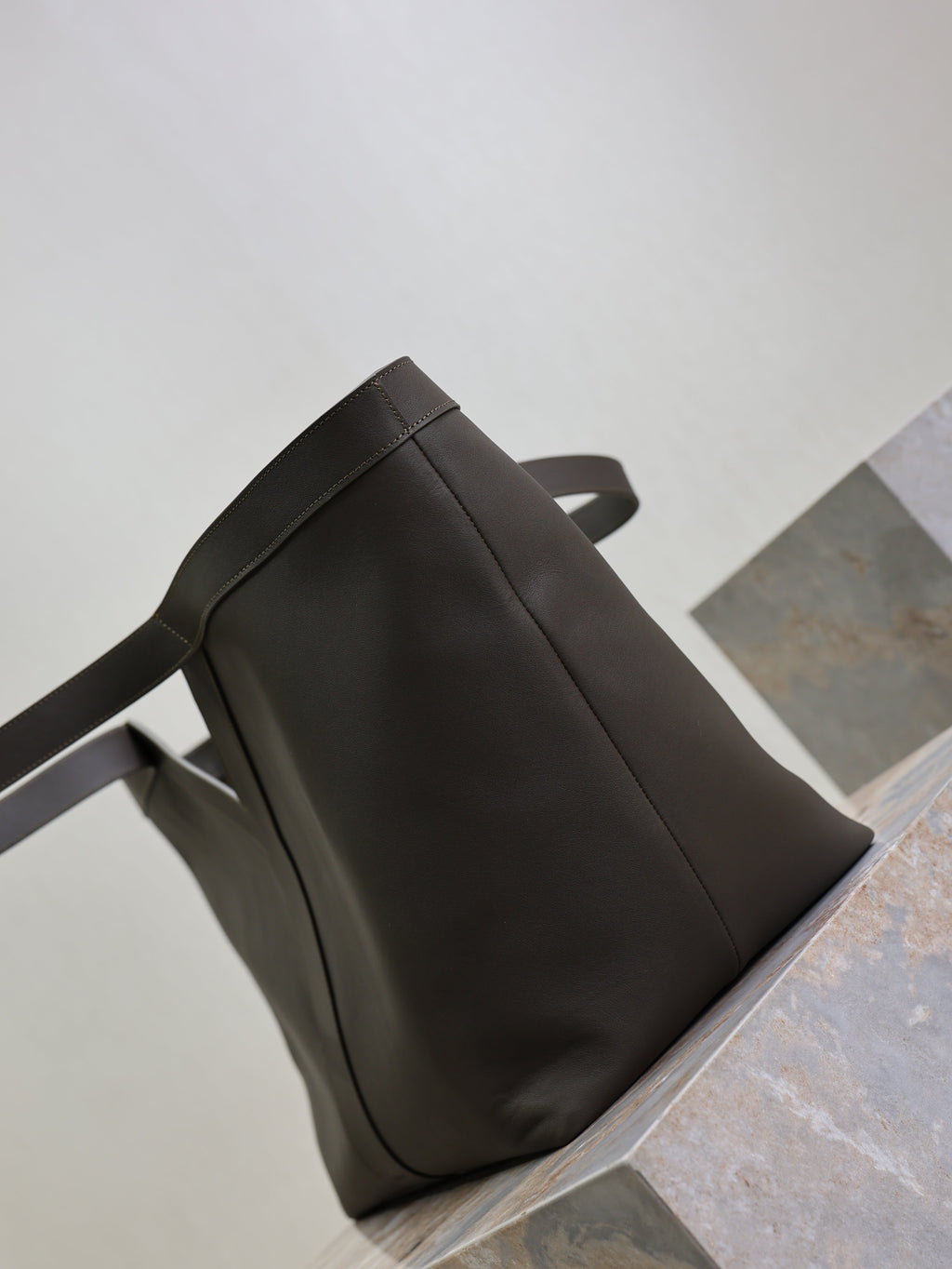 YSL 25S Y MAXI TOTE 50 IN MUTED CHARCOAL CALFSKIN GOLD HARDWRE