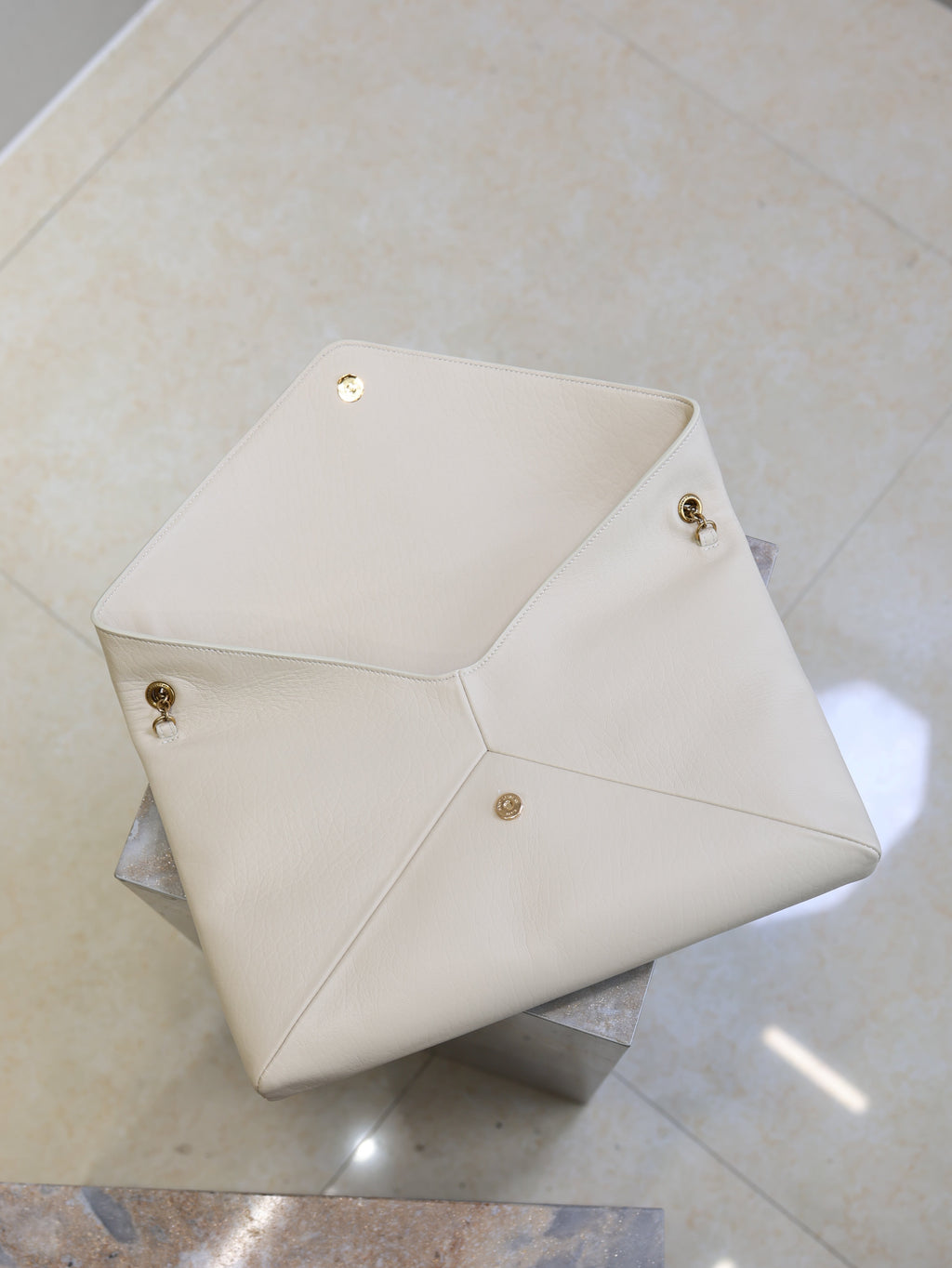 YSL 25S CASSANDRE ENVELOPE MESSENGER 35 IN BLANC VINTAGE LAMBSKIN GOLD HARDWRE