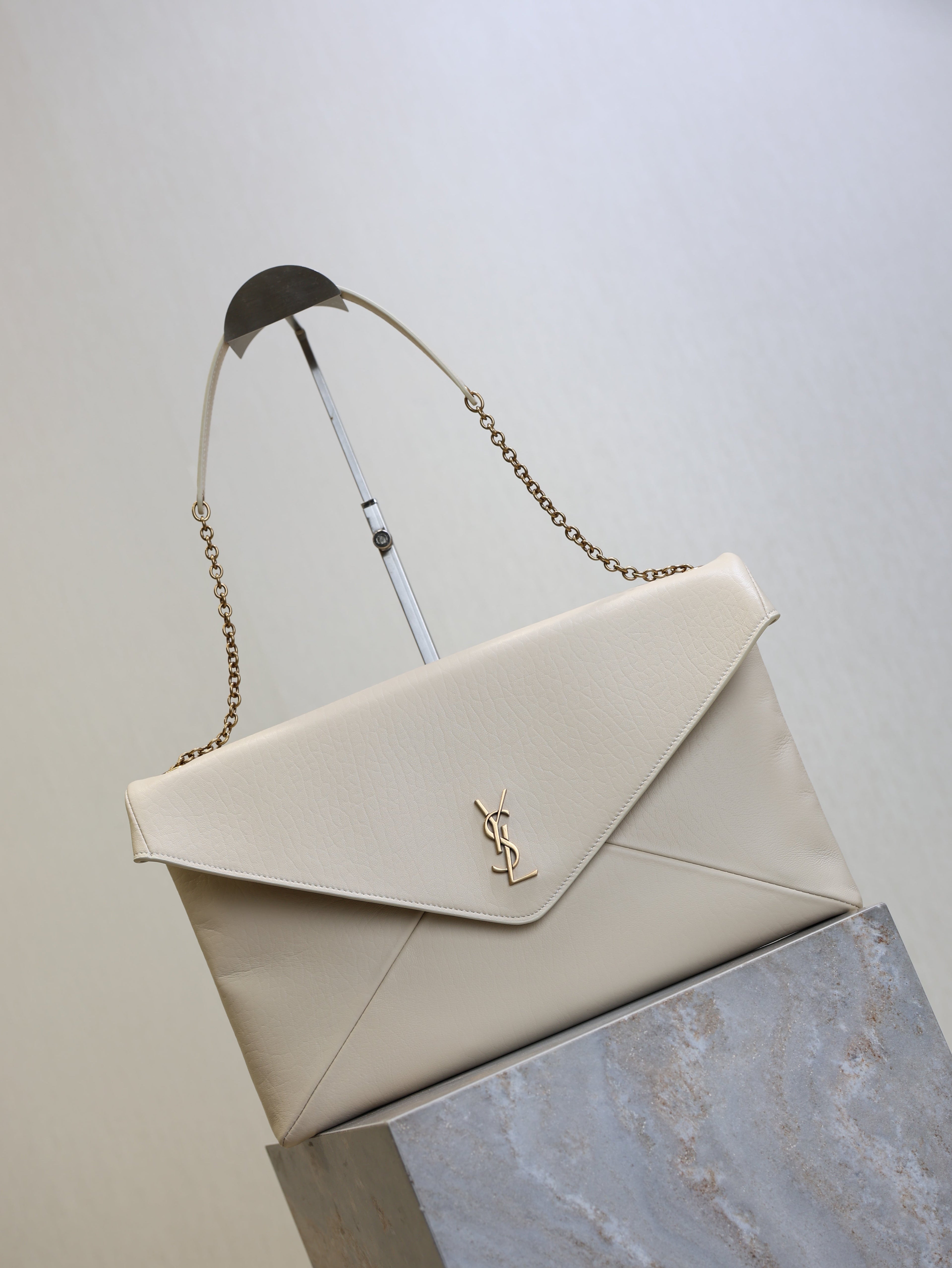 YSL 25S CASSANDRE ENVELOPE MESSENGER 35 IN BLANC VINTAGE LAMBSKIN GOLD HARDWARE