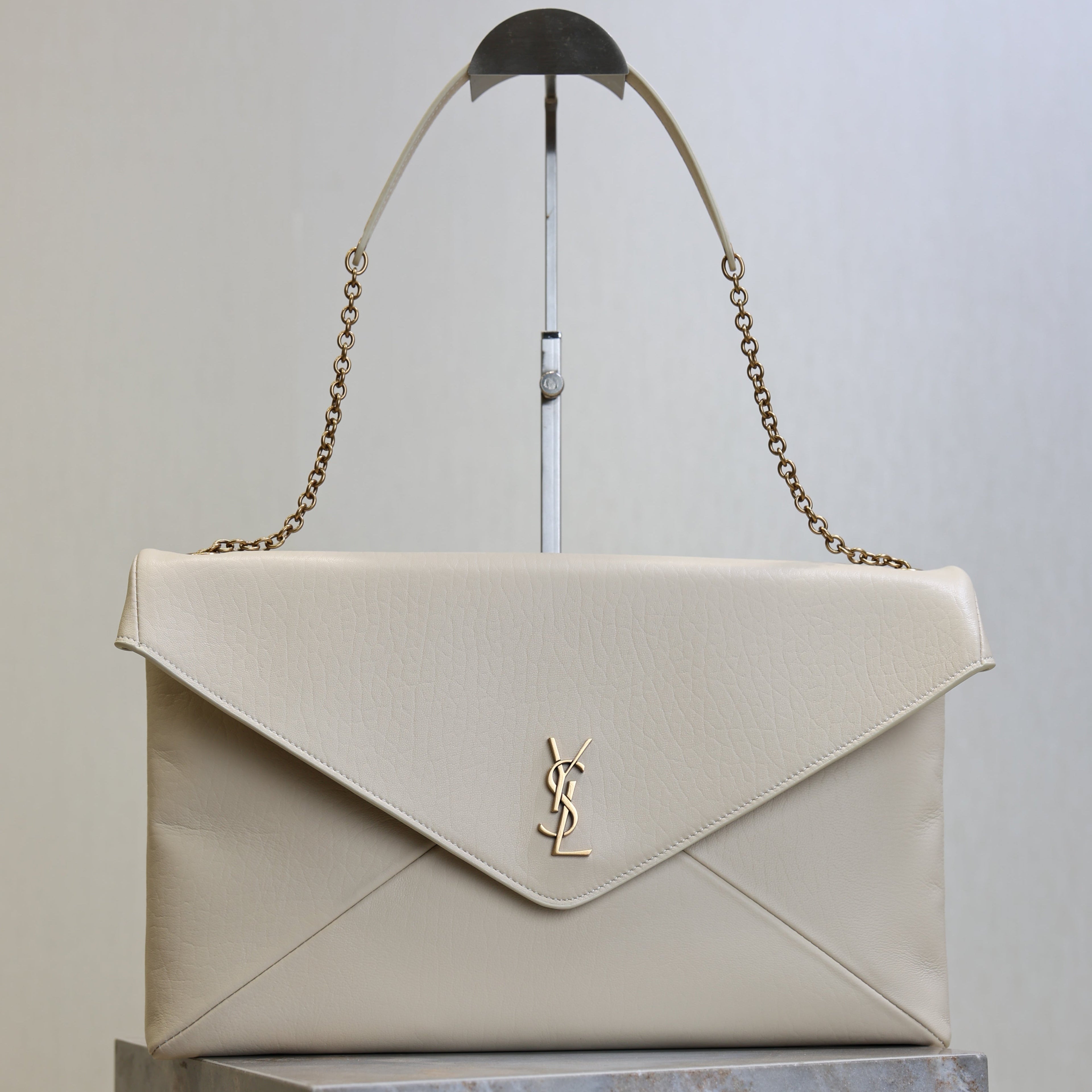 YSL 25S CASSANDRE ENVELOPE MESSENGER 35 IN BLANC VINTAGE LAMBSKIN GOLD HARDWARE