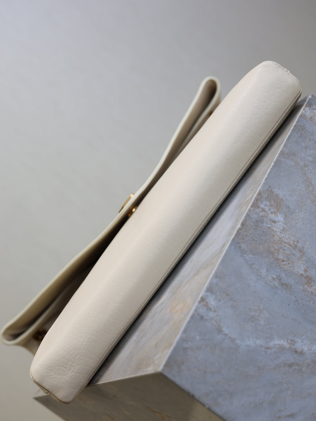 YSL 25S CASSANDRE ENVELOPE MESSENGER 35 IN BLANC VINTAGE LAMBSKIN GOLD HARDWARE