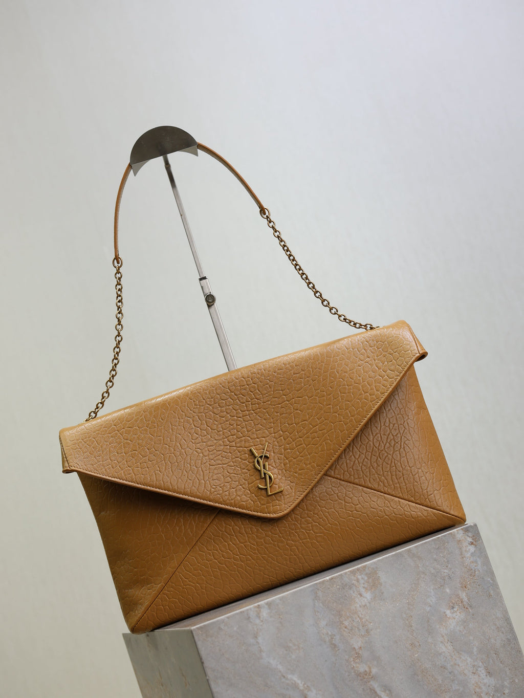 YSL 25S CASSANDRE ENVELOPE MESSENGER 35 IN GOLDEN BROWN LAMBSKIN GOLD HARDWARE