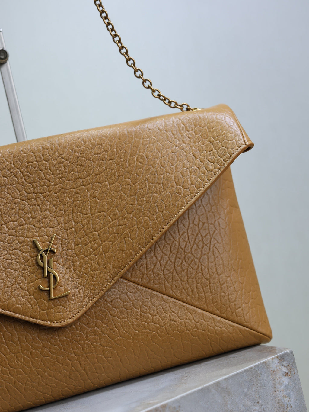 YSL 25S CASSANDRE ENVELOPE MESSENGER 35 IN GOLDEN BROWN LAMBSKIN GOLD HARDWARE