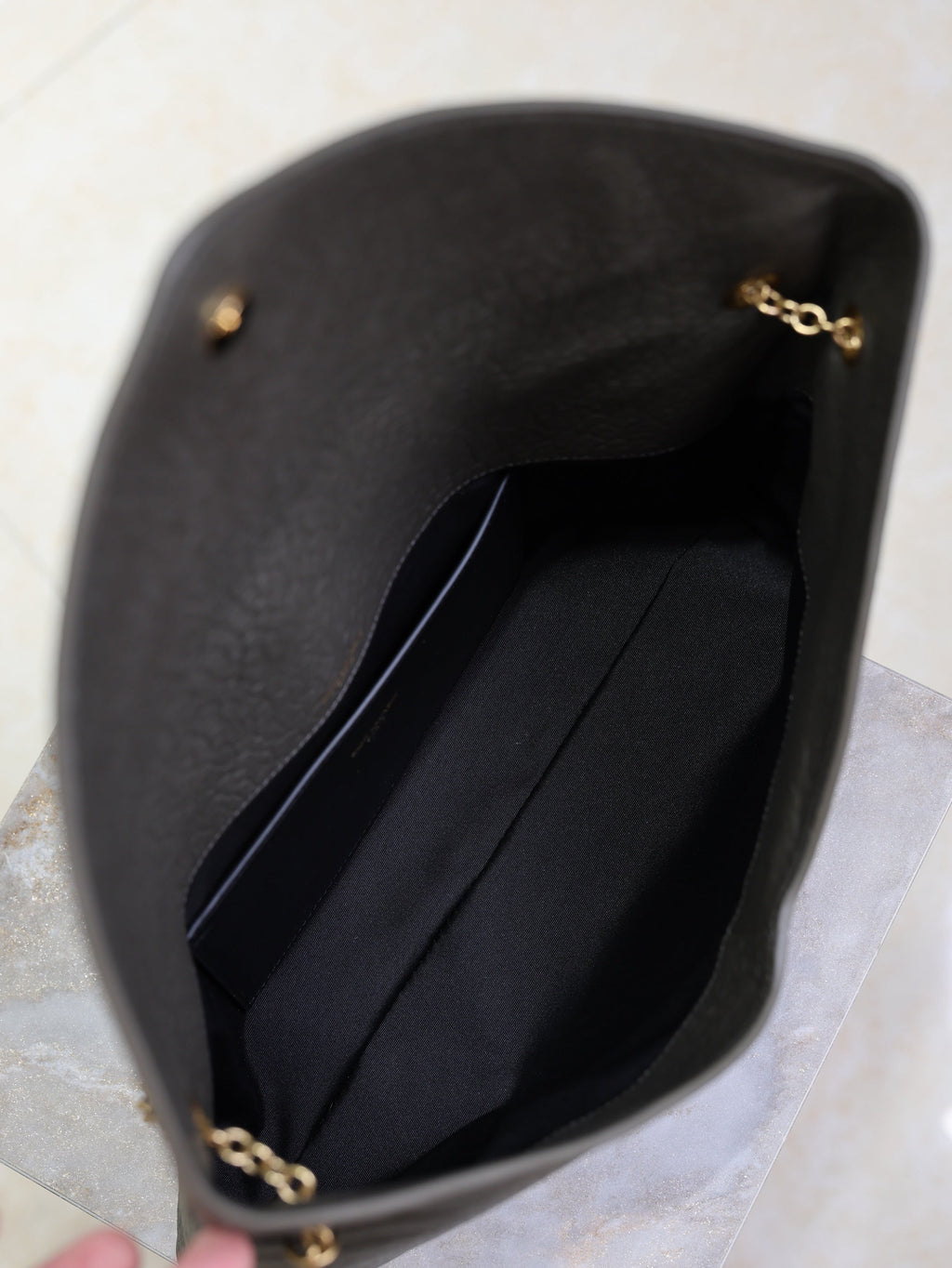 YSL 25S CASSANDRE ENVELOPE MESSENGER 35 IN LIGHT MUSK LAMBSKIN GOLD HARDWARE