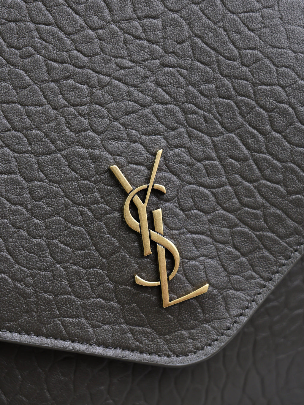 YSL 25S CASSANDRE ENVELOPE MESSENGER 35 IN LIGHT MUSK LAMBSKIN GOLD HARDWRE