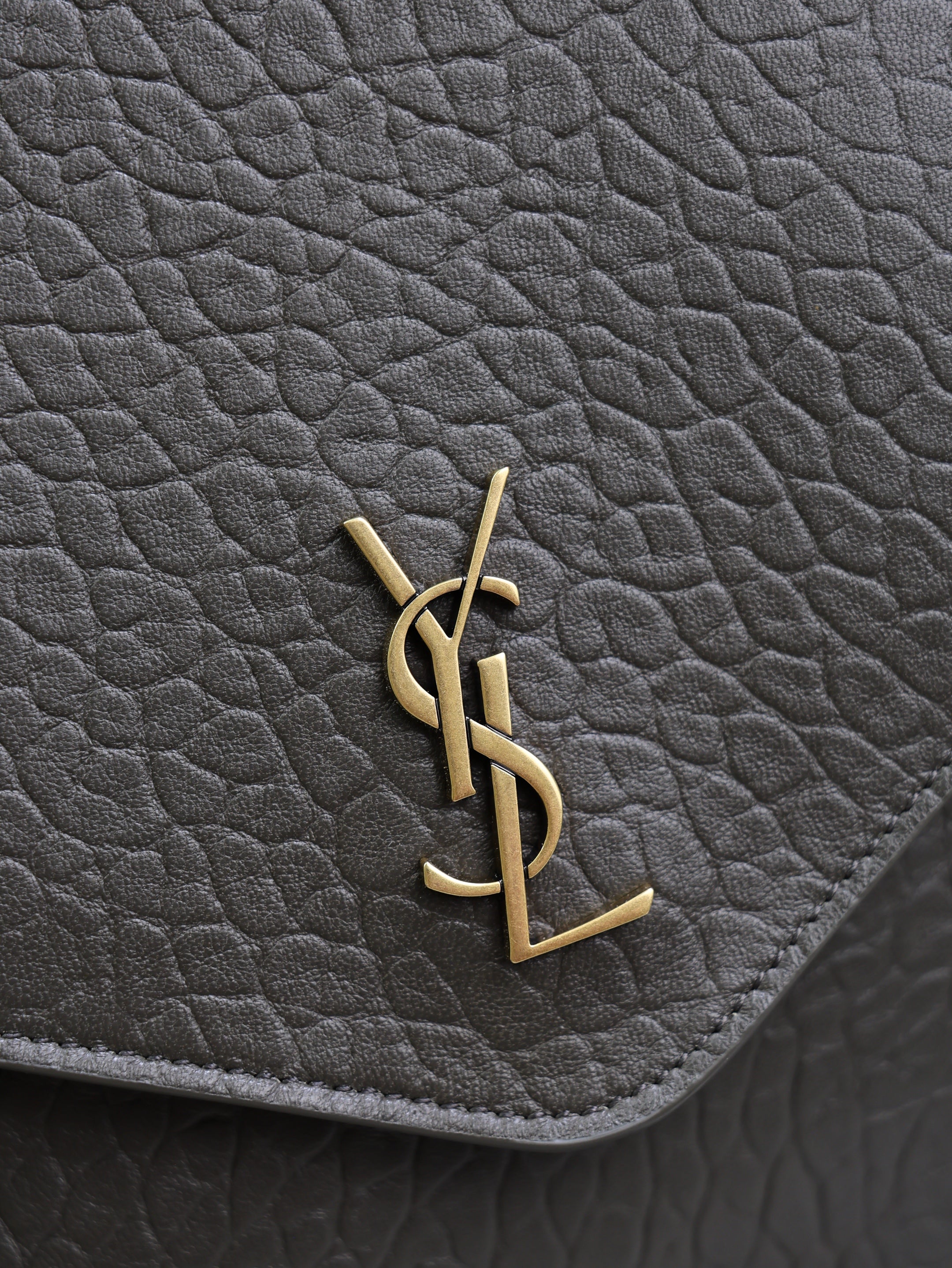 YSL 25S CASSANDRE ENVELOPE MESSENGER 35 IN LIGHT MUSK LAMBSKIN GOLD HARDWARE